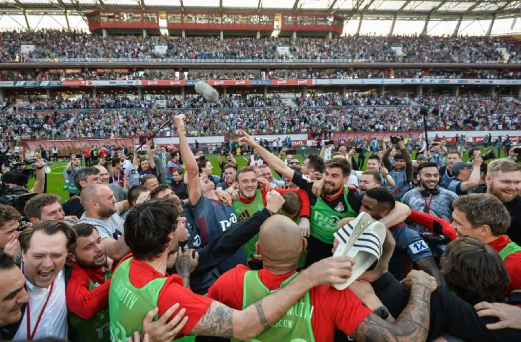 Los jugadores y el personal del FC Lokomotiv  celebran con el trofeo al proclamar su tercer título de la liga rusa.Foto:AFP