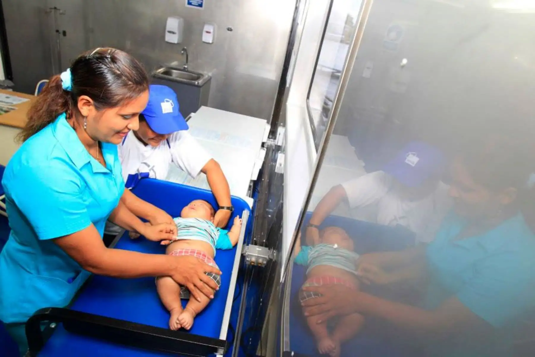 Atencion médica a niños de las comunidades ribereñas más alejadas en Loreto. Foto: ANDINA/Jhony Laurente.