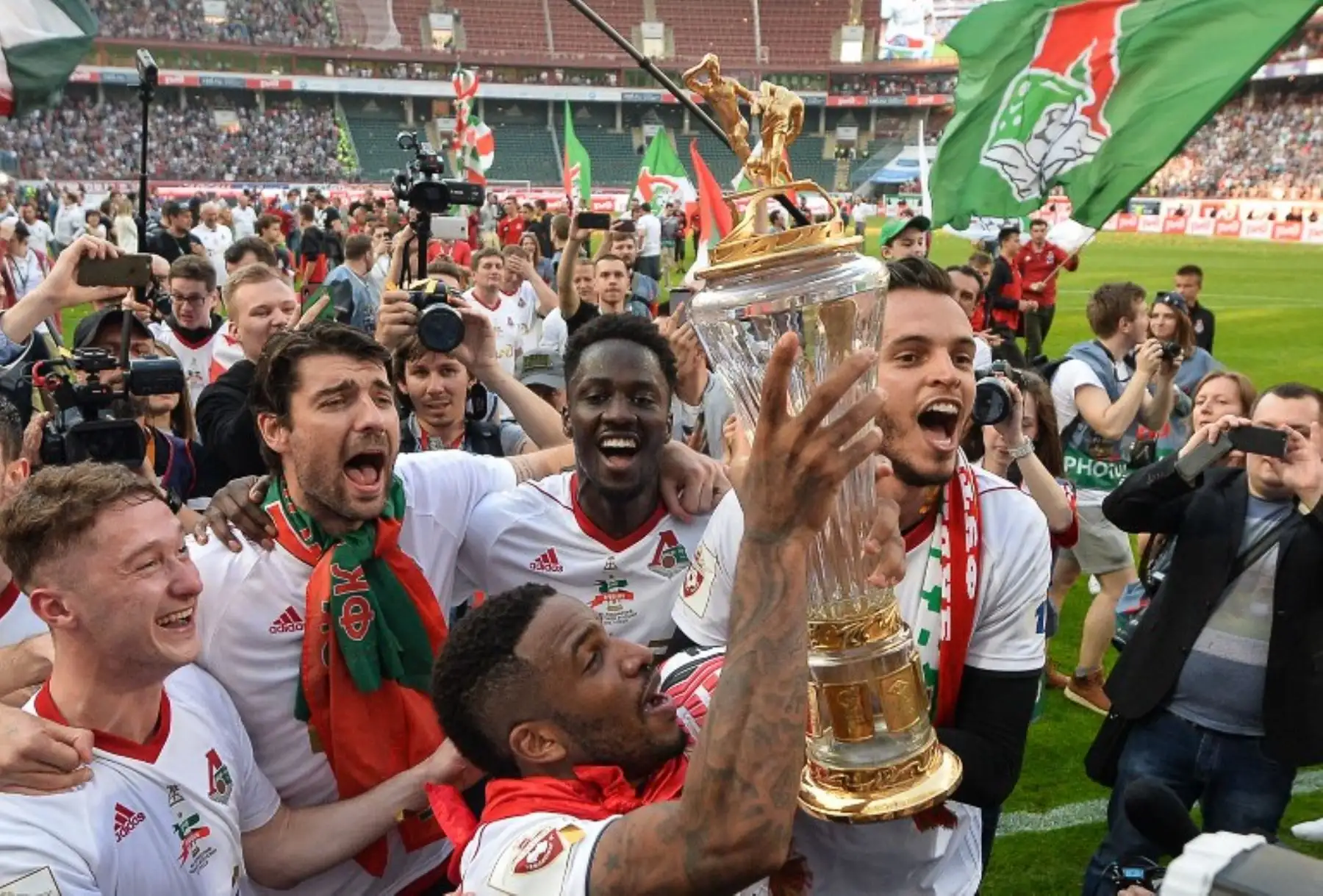 Jefferson Farfán del Lokomotiv de Moscú  levanta el trofeo al proclamar su tercer título de la liga rusa.Foto:AFP