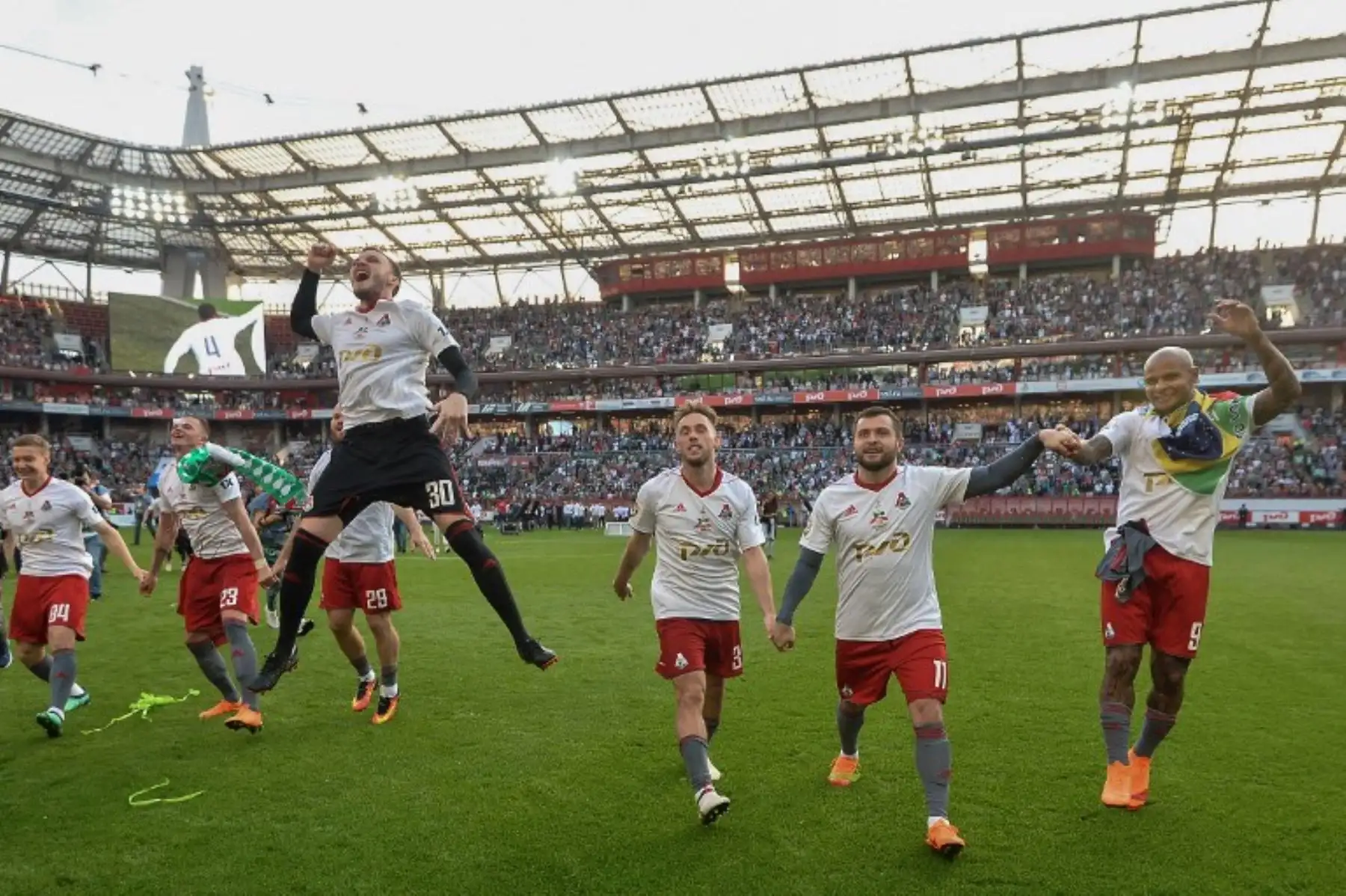 Los jugadores del Lokomotiv de Moscú celebran al final del partido contra el Zenit de San Petersburgo y se adjudicaron su tercer título de la liga rusa en el RZHD Arena de Moscú. Foto:AFP