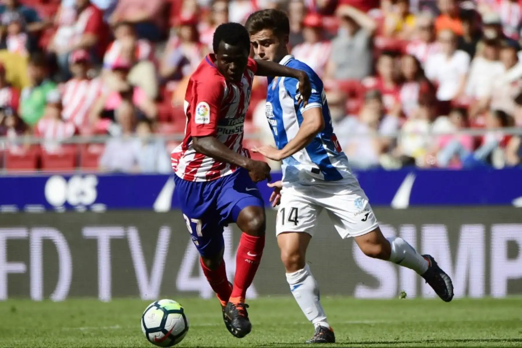 El español del Espanyol Oscar Melendo desafía al defensa senegalés del Atlético de Madrid Arona Sane durante el partido de fútbol de la liga española entre el Club Atlético de Madrid y el RCD Espanyol.Foto:AFP