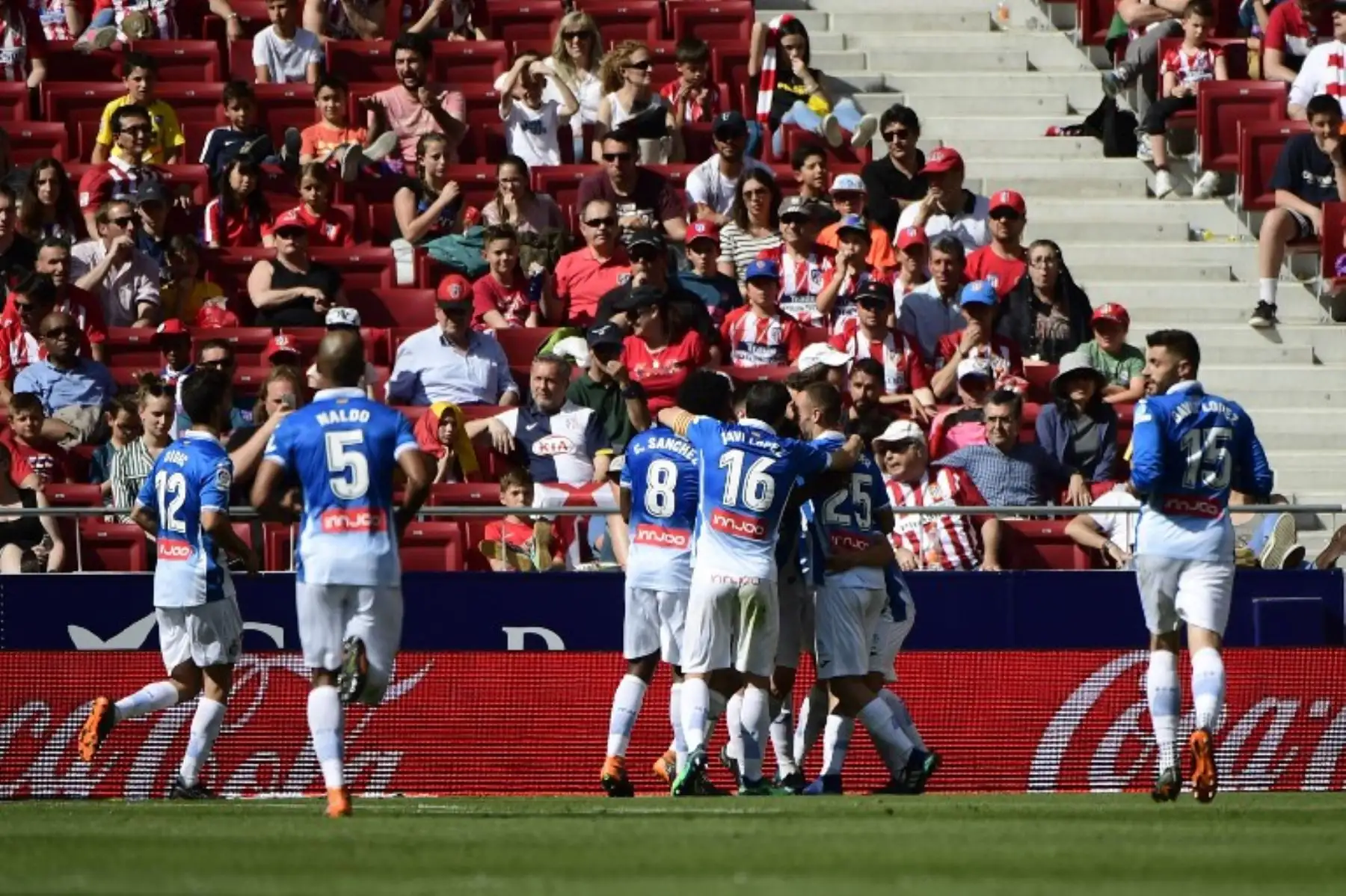 Los jugadores del Espanyol celebran después de anotar un gol durante el partido de fútbol de la liga española.Foto:AFP