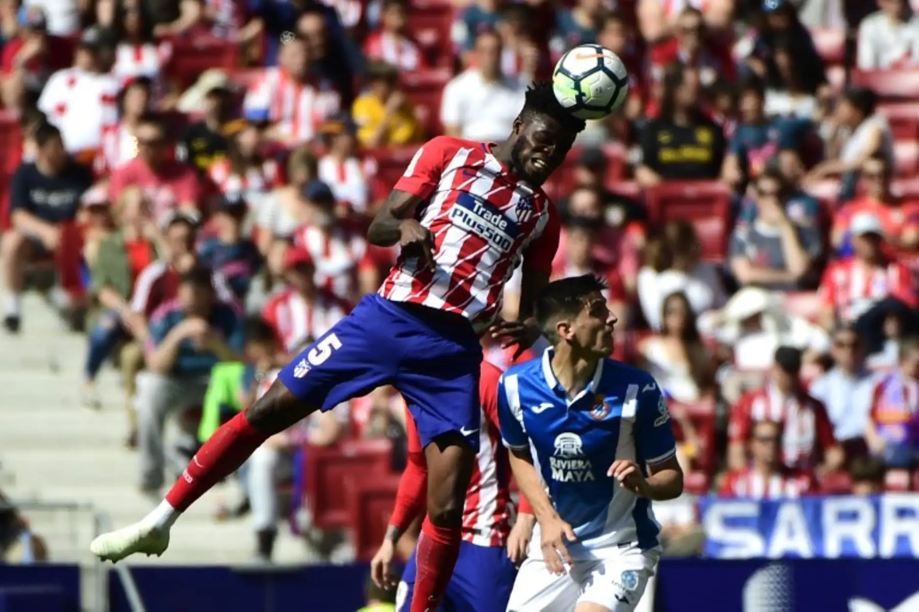 El centrocampista ghanés del Atlético de Madrid Thomas  encabeza el balón junto al delantero del Espanyol Gerard Moreno durante el partido de fútbol de la liga española.Foto:AFP