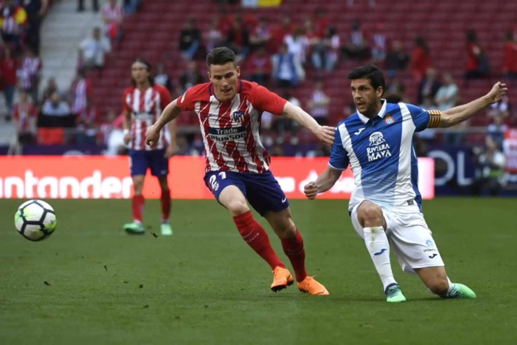 El defensa del Espanyol Javier López desafía al delantero francés del Atlético de Madrid Kevin Gameiro durante el partido de fútbol de la liga española.Foto:AFP