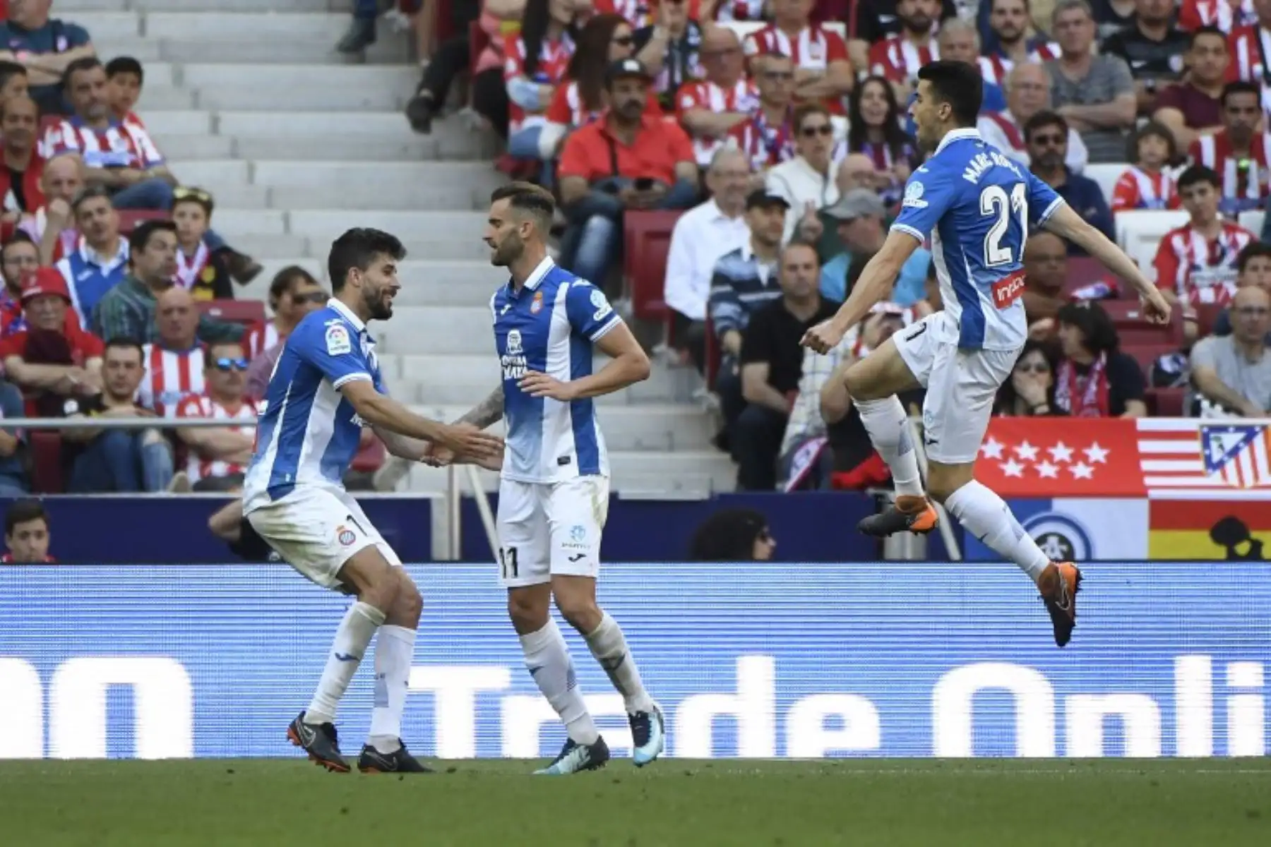 El delantero brasileño del Espanyol Leo Baptistao, celebra con sus compañeros después de anotar un gol durante el partido de fútbol de la liga española.Foto:AFP