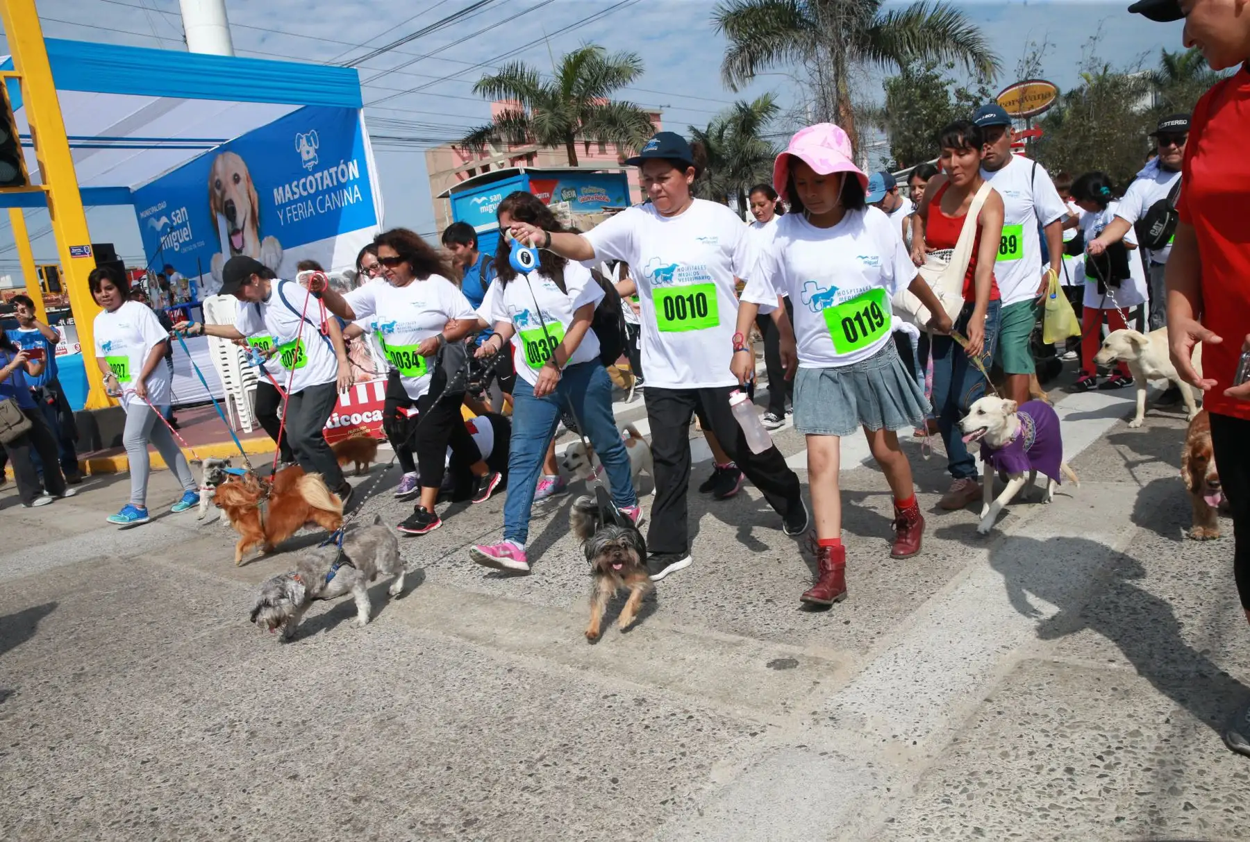 Vecinos de San Miguel y sus canes participaron en Mascotatón .Foto: ANDINA/Norman Córdova