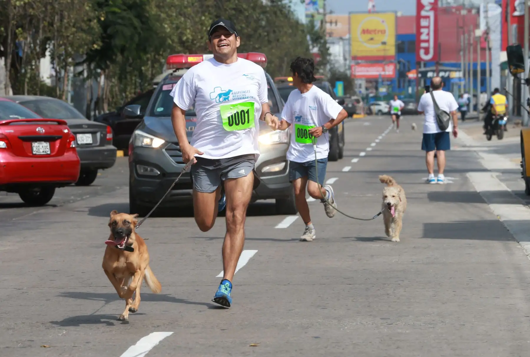 Vecinos de San Miguel y sus canes participaron en Mascotatón .Foto: ANDINA/Norman Córdova