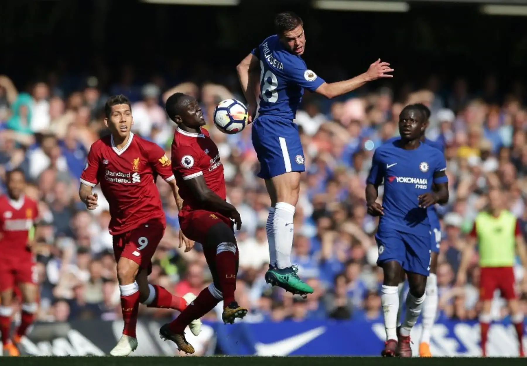 El defensa español del Chelsea César Azpilicueta compite con el mediocampista senegalés Sadio Mane y el centrocampista brasileño del Liverpool Roberto Firmino, durante el partido de fútbol de la Liga Premier inglesa. Foto: AFP.