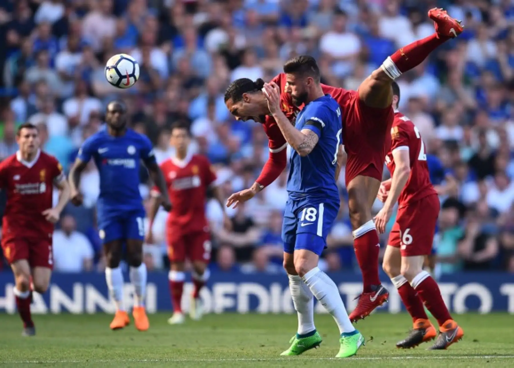 El defensor holandés del Liverpool Virgil van Dijk compite con el centrocampista belga Chelsea Hazel, durante el partido de fútbol de la Liga Premier inglesa. Foto: AFP.