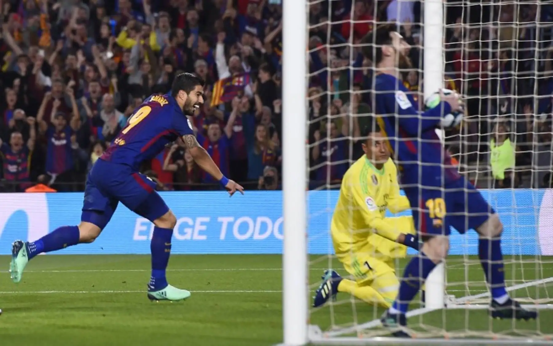 Lionel Messi celebra el gol del delantero uruguayo Luis Suárez, durante el partido de fútbol de la liga española entre el FC Barcelona y el Real Madrid CF en el estadio Camp Nou de Barcelona.Foto:AFP
