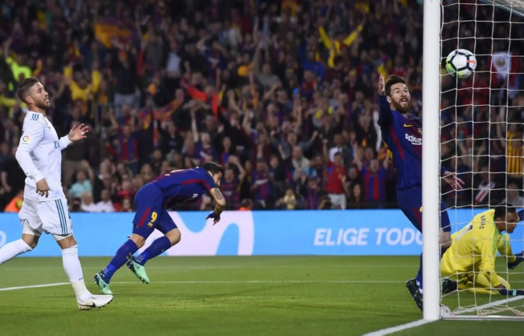 El delantero uruguayo del Barcelona Luis Suárez, marca un gol durante el partido de fútbol de la liga española.Foto:AFP