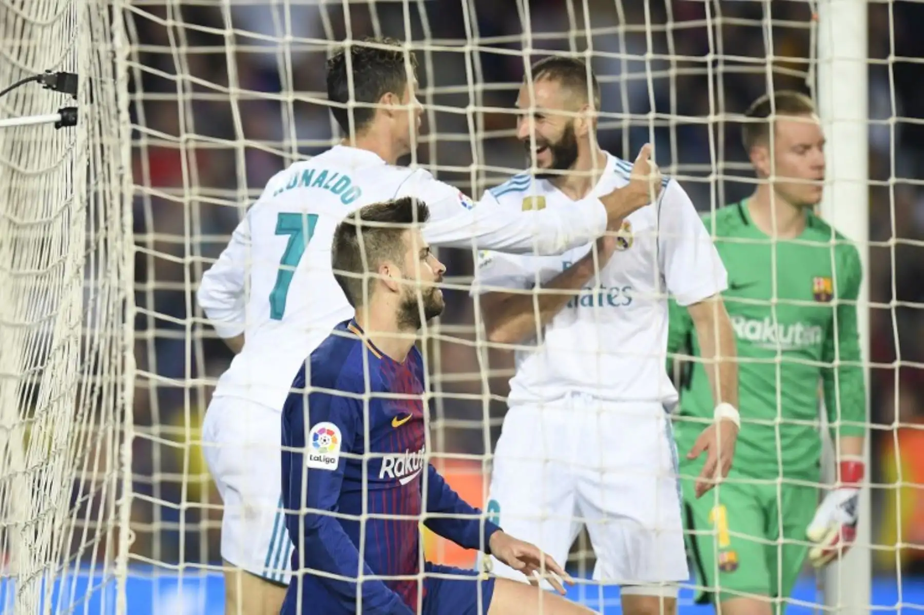 El delantero portugués del Real Madrid Cristiano Ronaldo celebra con el delantero francés del Real Madrid Karim Benzema tras anotar un gol.Foto:AFP