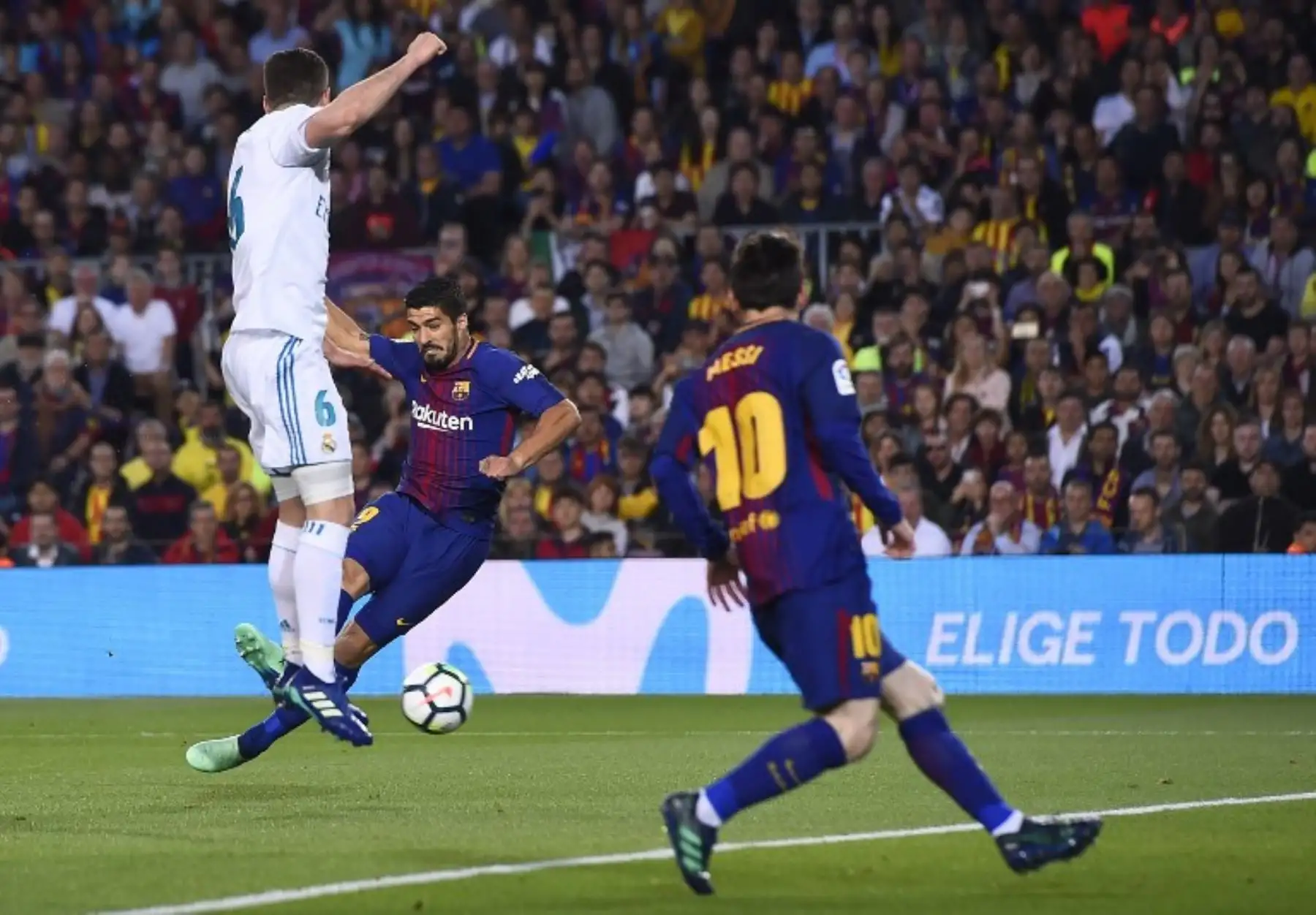 El delantero uruguayo del Barcelona Luis Suárez dispara para marcar un gol durante el partido de fútbol de la liga española.Foto:AFP