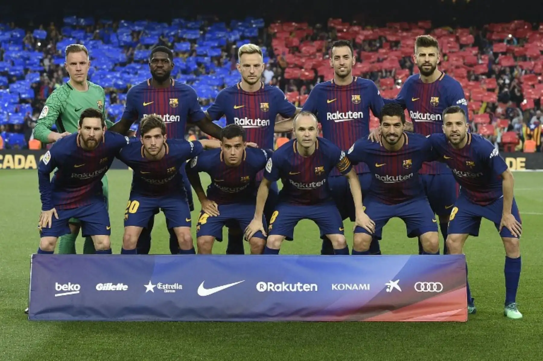 FC Barcelona posan para una foto grupal antes del partido de fútbol de la liga española  en el Camp Nou Barcelona.Foto : AFP