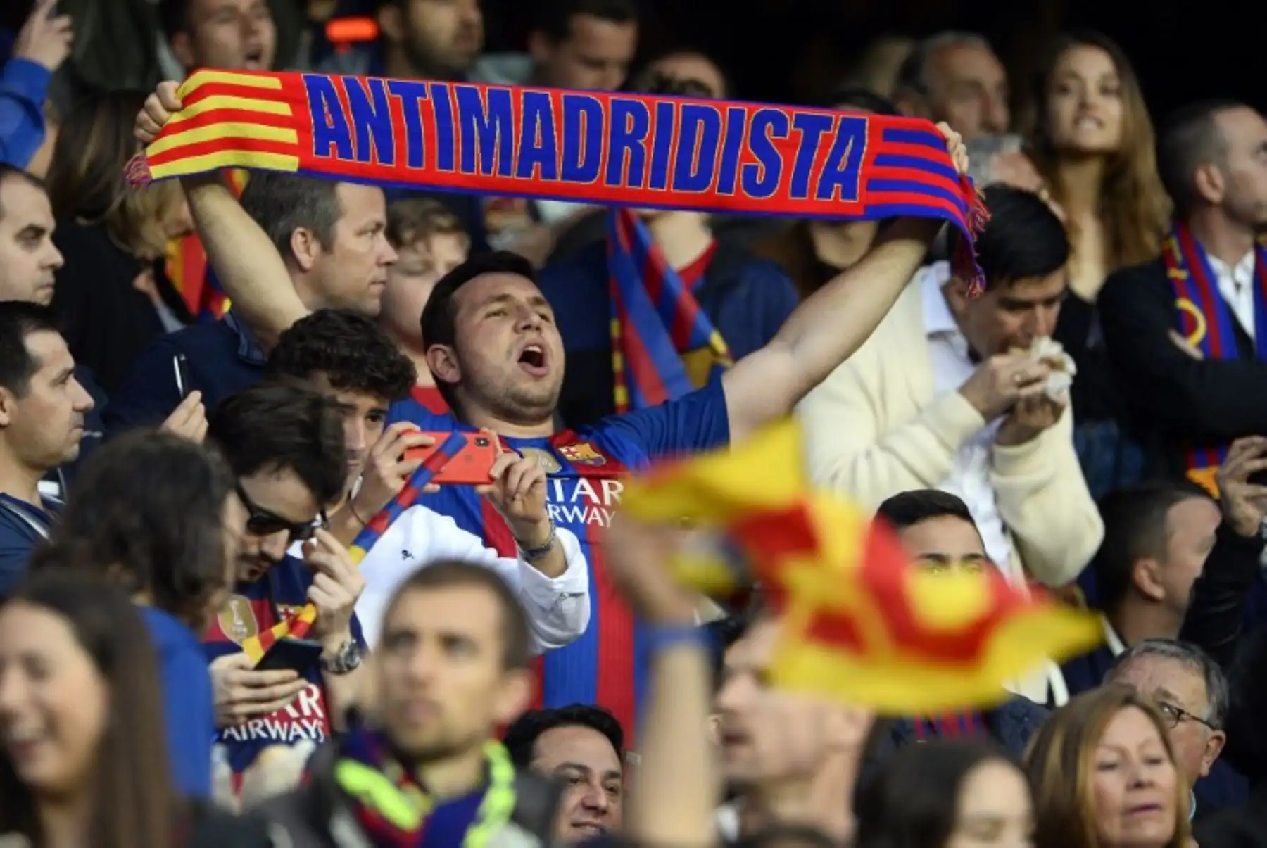 Un fan de Barcelona sostiene un pañuelo anti Real Madrid durante el partido de fútbol de la liga española entre el FC Barcelona y el Real Madrid CF.Foto:AFP
