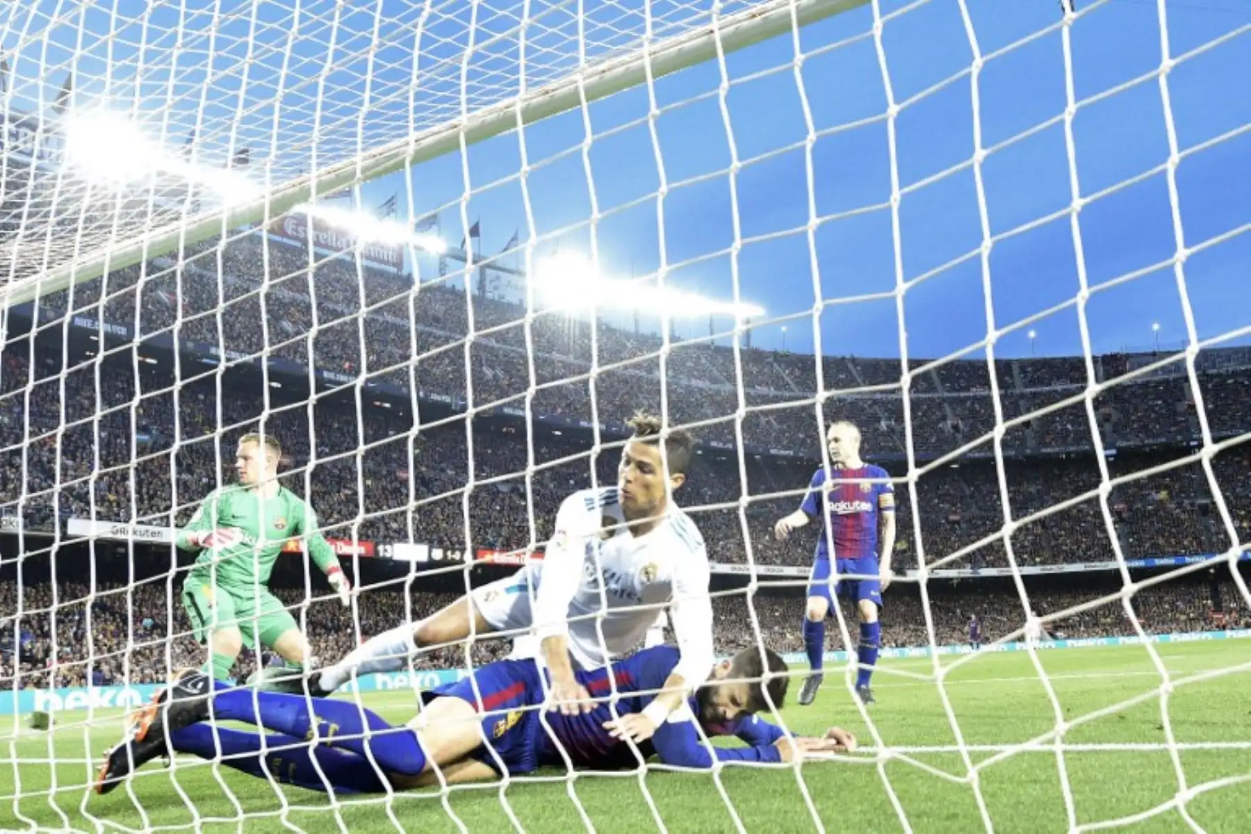 El delantero portugués del Real Madrid Cristiano Ronaldo se enamora del defensa español del Barcelona Gerard Piqué al anotar un gol durante el partido de fútbol de la liga española.Foto:AFP