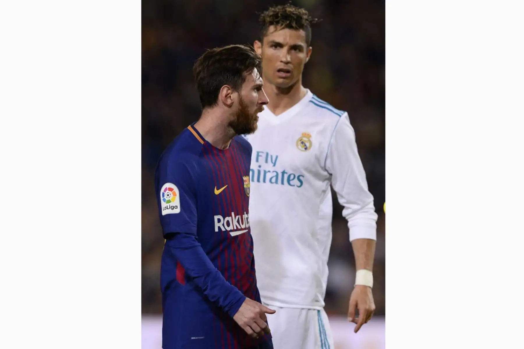 El delantero portugués del Real Madrid Cristiano Ronaldo, mira al delantero argentino del Barcelona Lionel Messi durante el partido de fútbol de la liga española.Foto:AFP