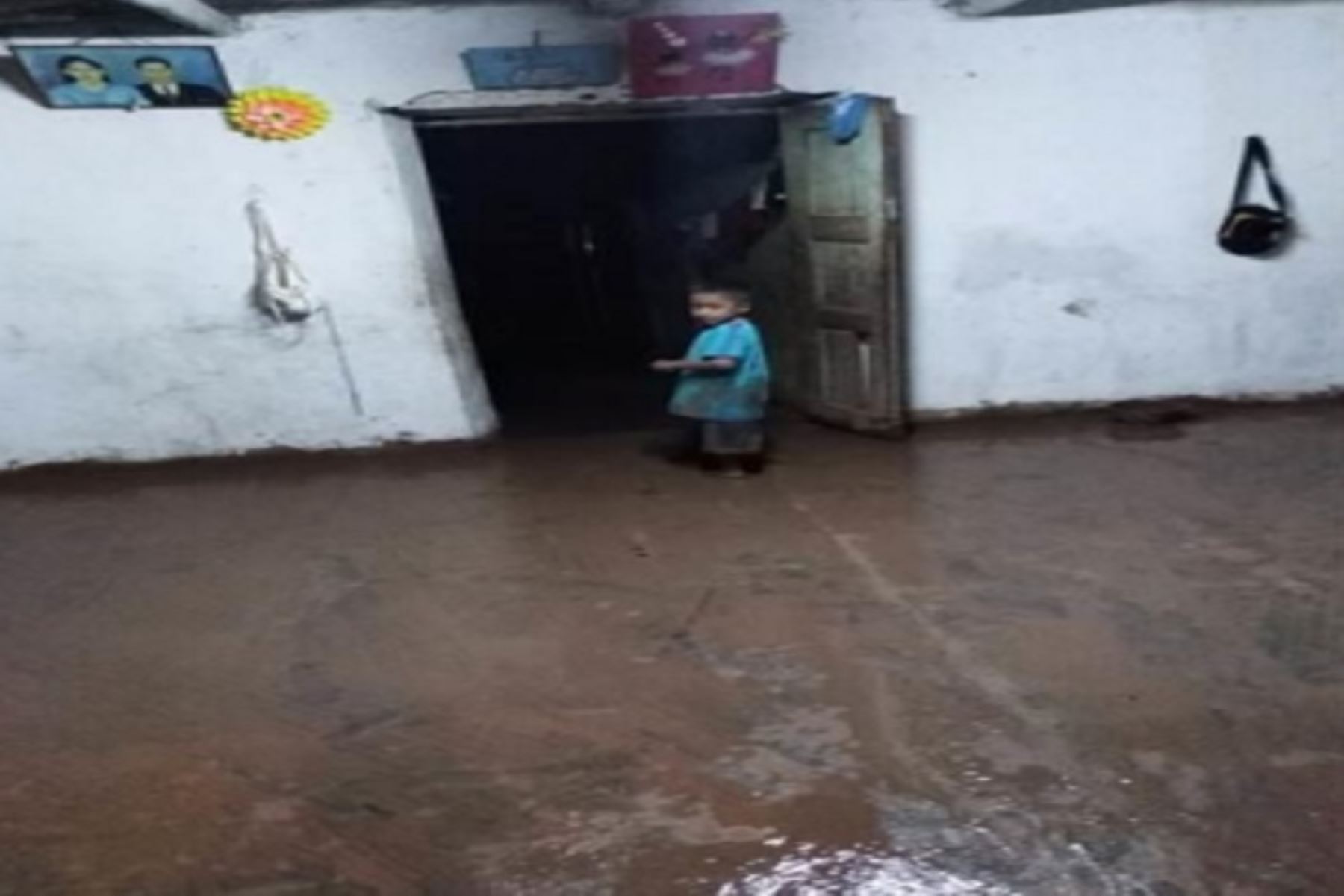 Municipalidad distrital de Tabalosos con apoyo de una cisterna distribuye agua a las personas afectadas en el centro poblado San Miguel del Río Mayo