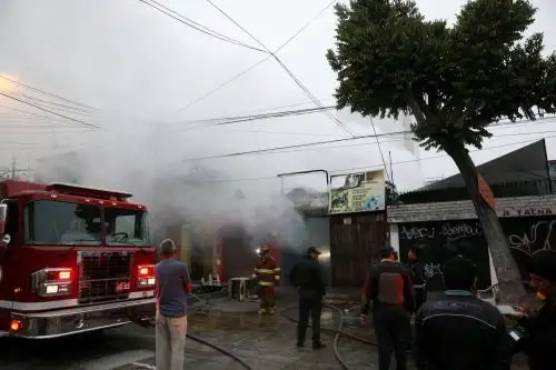 Incendio se habría iniciado en taller de soldadura, pero en el lugar también se alquilaban cuartos. Foto: ANDINA/Dante Zegarra