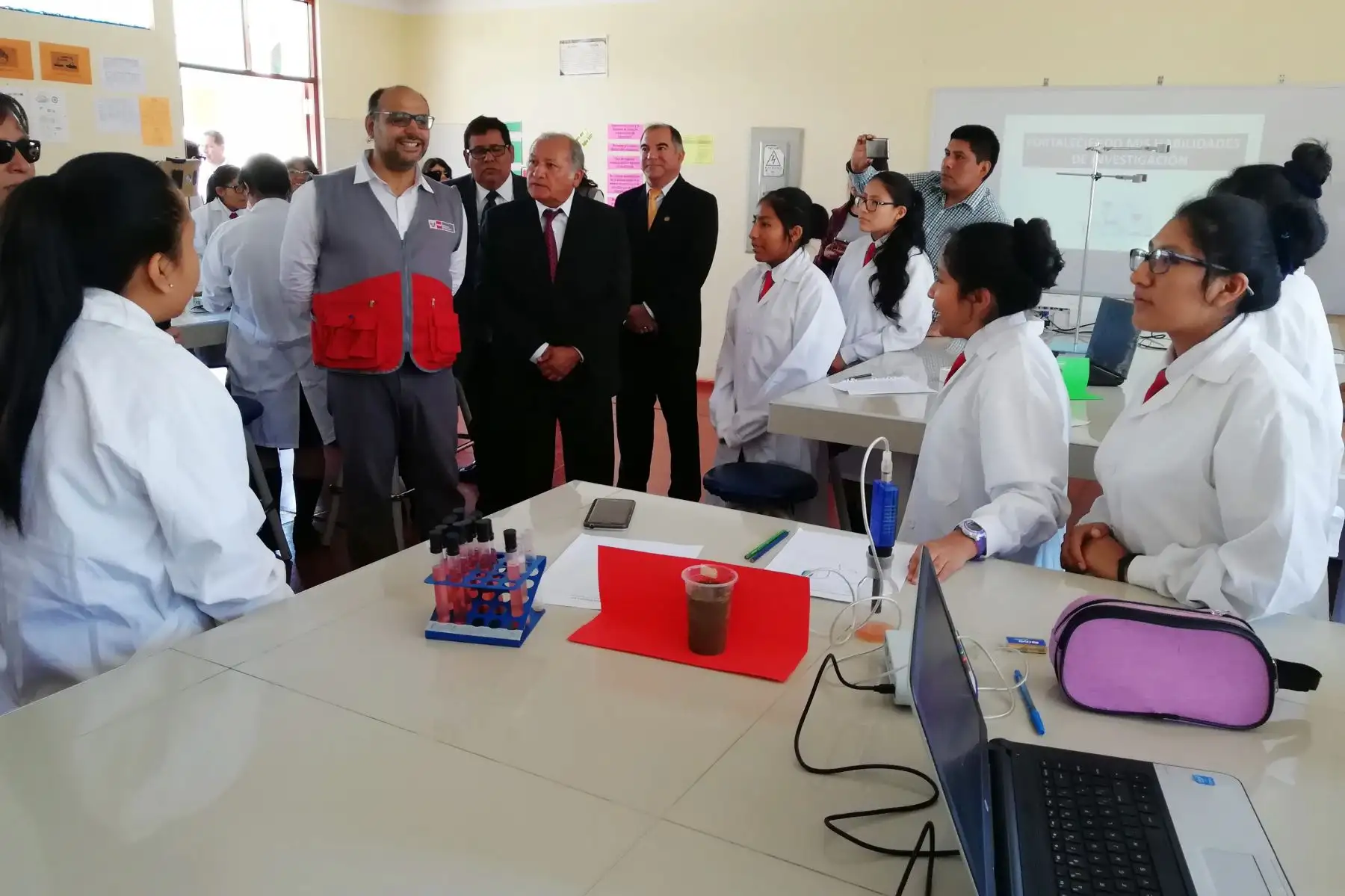 Los Colegios de Alto Rendimiento (COAR) contribuyen a generar y fortalecer la cultura del reciclaje mediante el aprovechamiento sostenible de los residuos sólidos, sostuvo hoy el ministro de Educación, Daniel Alfaro. ANDINA/Difusión