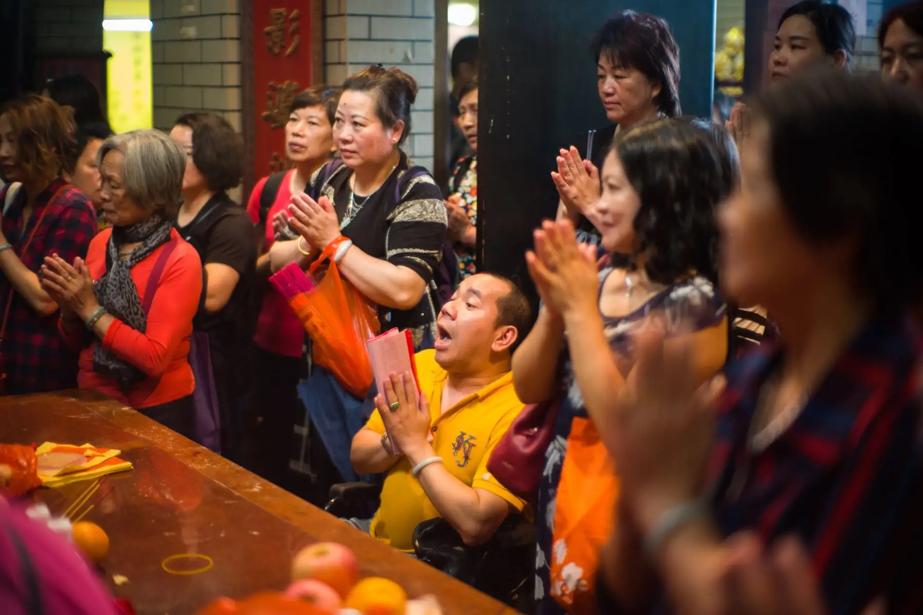 Los fieles oran mientras celebran el Festival de Tin Hau en el templo Tai Shu Ha de Hong Kong.
Tin Hau es la diosa del mar y patrona de los pescadores. En su cumpleaños, los fieles acuden en masa a los más de 70 templos dedicados a ella para orar por la seguridad, el buen clima y las redes de pesca durante el año que viene. Foto: AFP