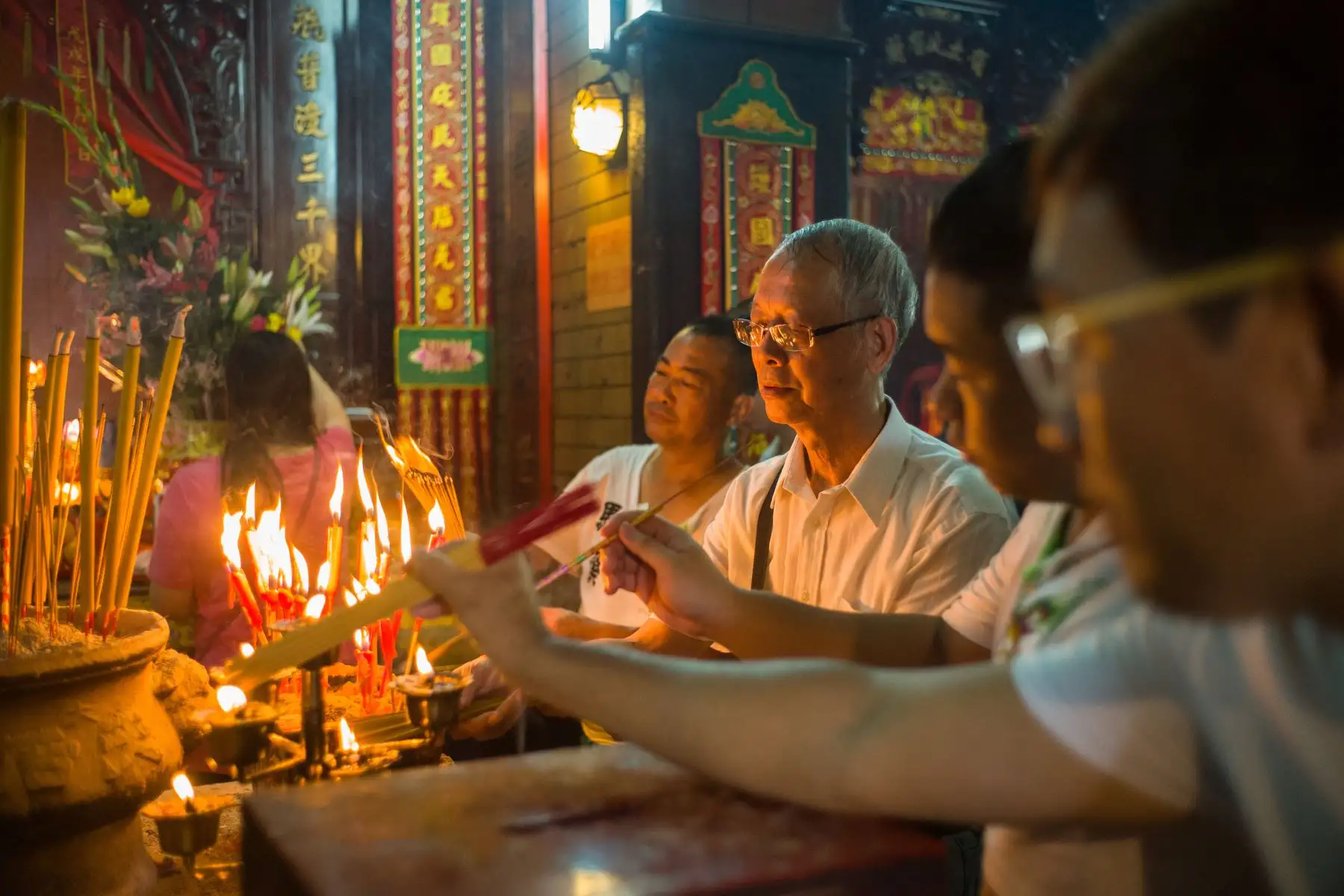 Los adoradores encienden palos de joss antes de rezar mientras celebran el Festival de Tin Hau en el templo de Tai Shu Ha  de Hong Kon. AFP