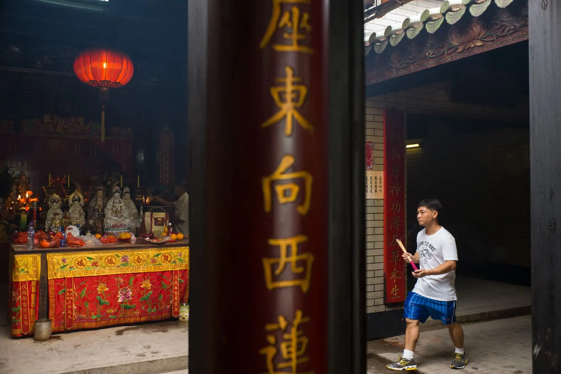 Un hombre lleva palos de joss encendidos mientras se prepara para orar para celebrar el Festival de Tin Hau en el templo de Tai Shu Ha de Hong Kong. AFP