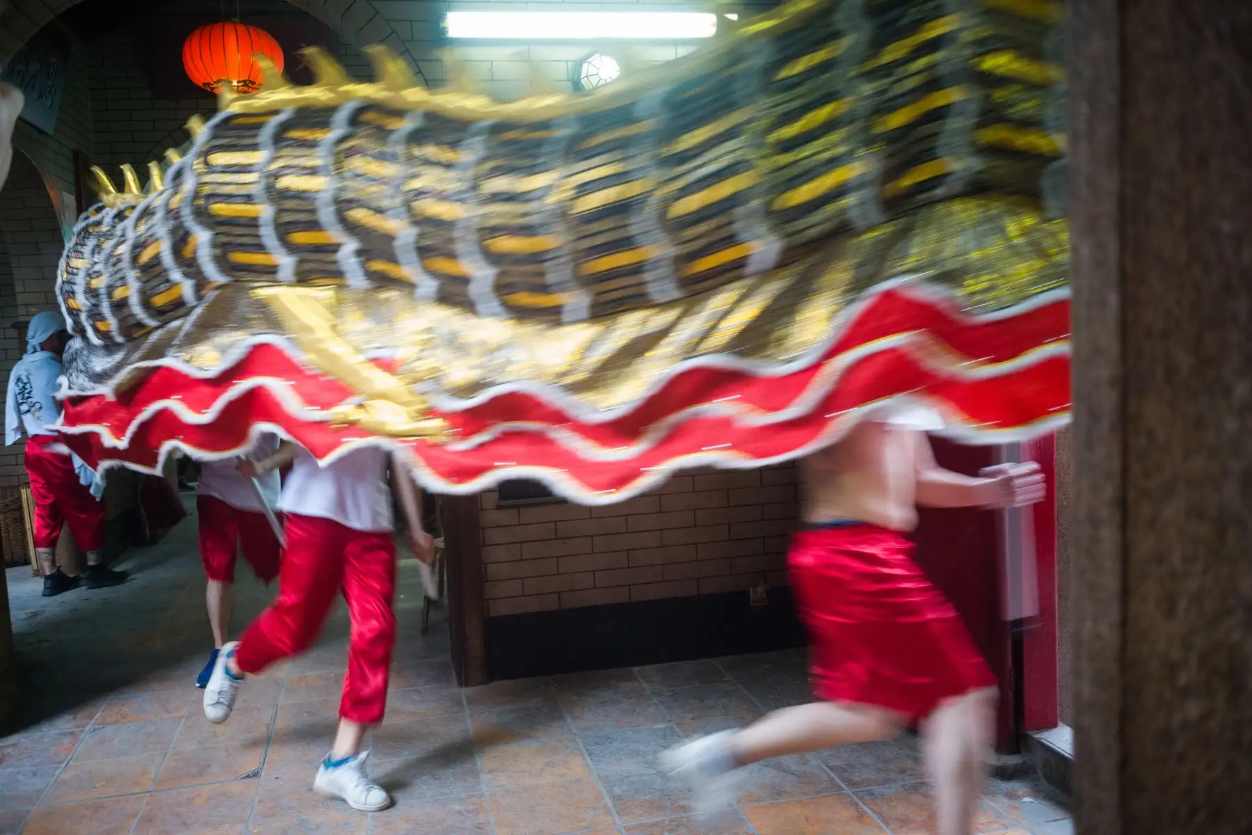 Miembros de una compañía de danza del dragón atraviesan el templo de Tai Shu Ha mientras celebran el Festival de Tin Hau. AFP