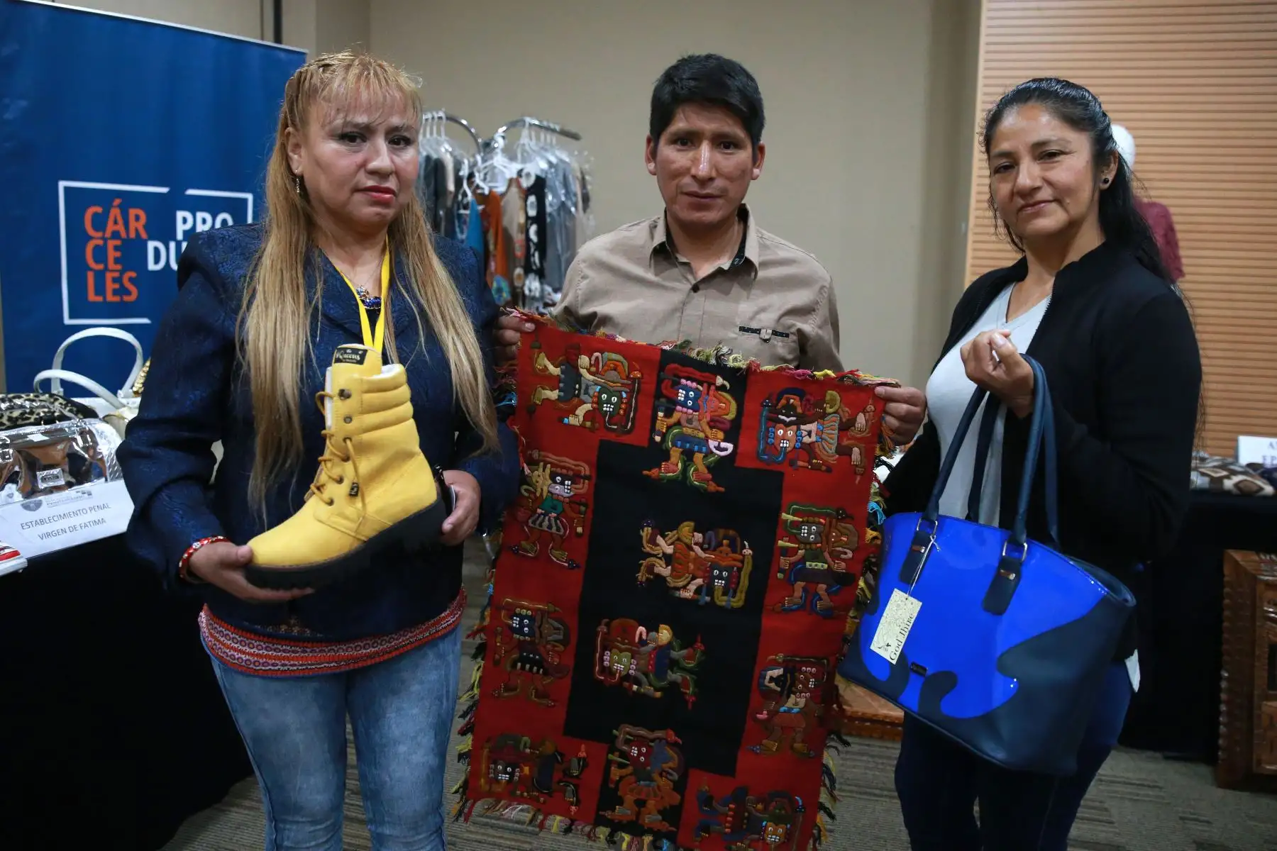 Medelith Ravichagua y Adelia Félix Galindo, internas del Inpe, en la organización del III Encuentro Empresarial en la CCL, enfocado en el trabajo de las internas. Foto: ANDINA/Vidal Tarqui.