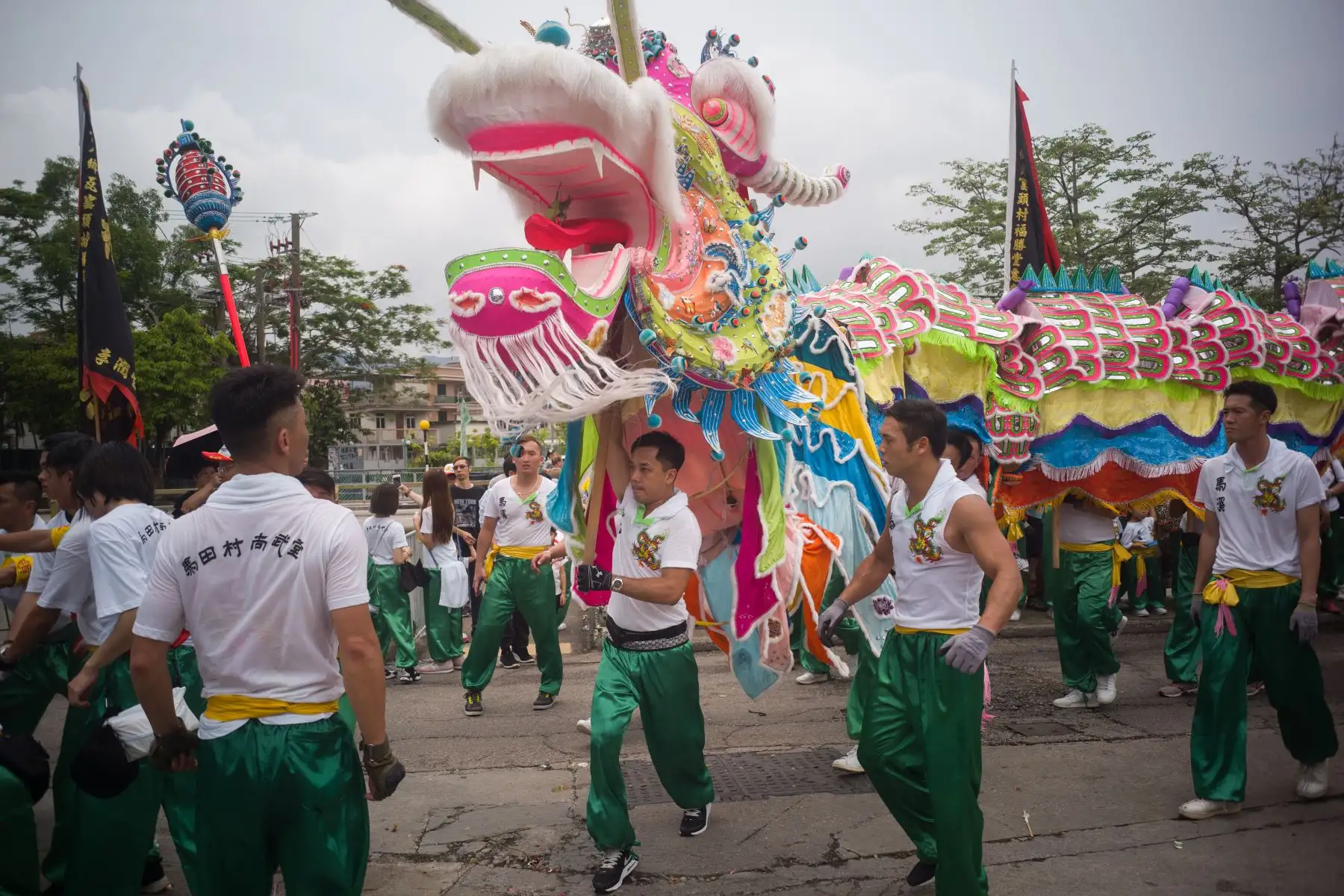 Los miembros de una compañía de danza del dragón se presentan mientras celebran el Festival de Tin Hau. AFP