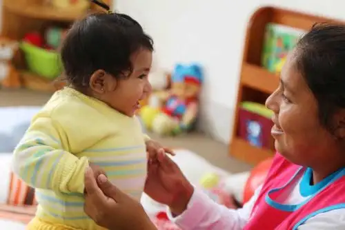 El Programa Nacional Cuna Más promueve la formación de un vínculo seguro entre la madre cuidadora y el niño en los Servicios de Cuidado Diurno, sostuvo la directora ejecutiva de la institución, Rommy Ríos al señalar que son más de 8,900 las mujeres que cuidan a los menores en cerca de 2,600 locales de Cuna Más en todo el país.
