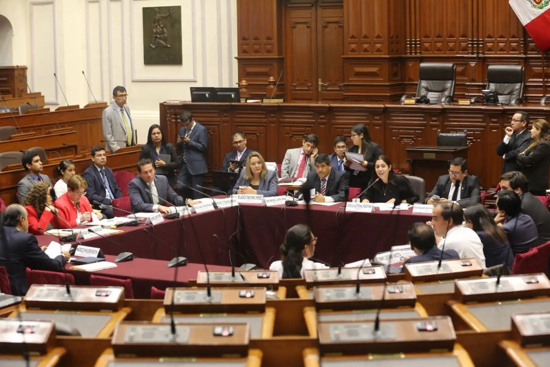 Comisión de Constitución, presidida por la legisladores Úrsula Letona.