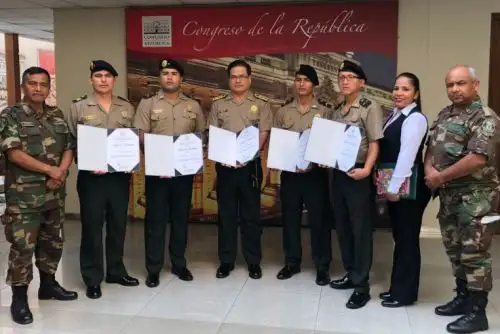 Congreso reconoce a policías que donaron sangre a Eyvi Agreda. foto: Difusión.