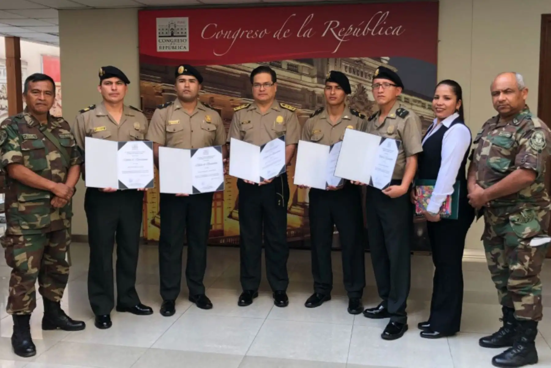Congreso reconoce a policías que donaron sangre a Eyvi Agreda. foto: Difusión.