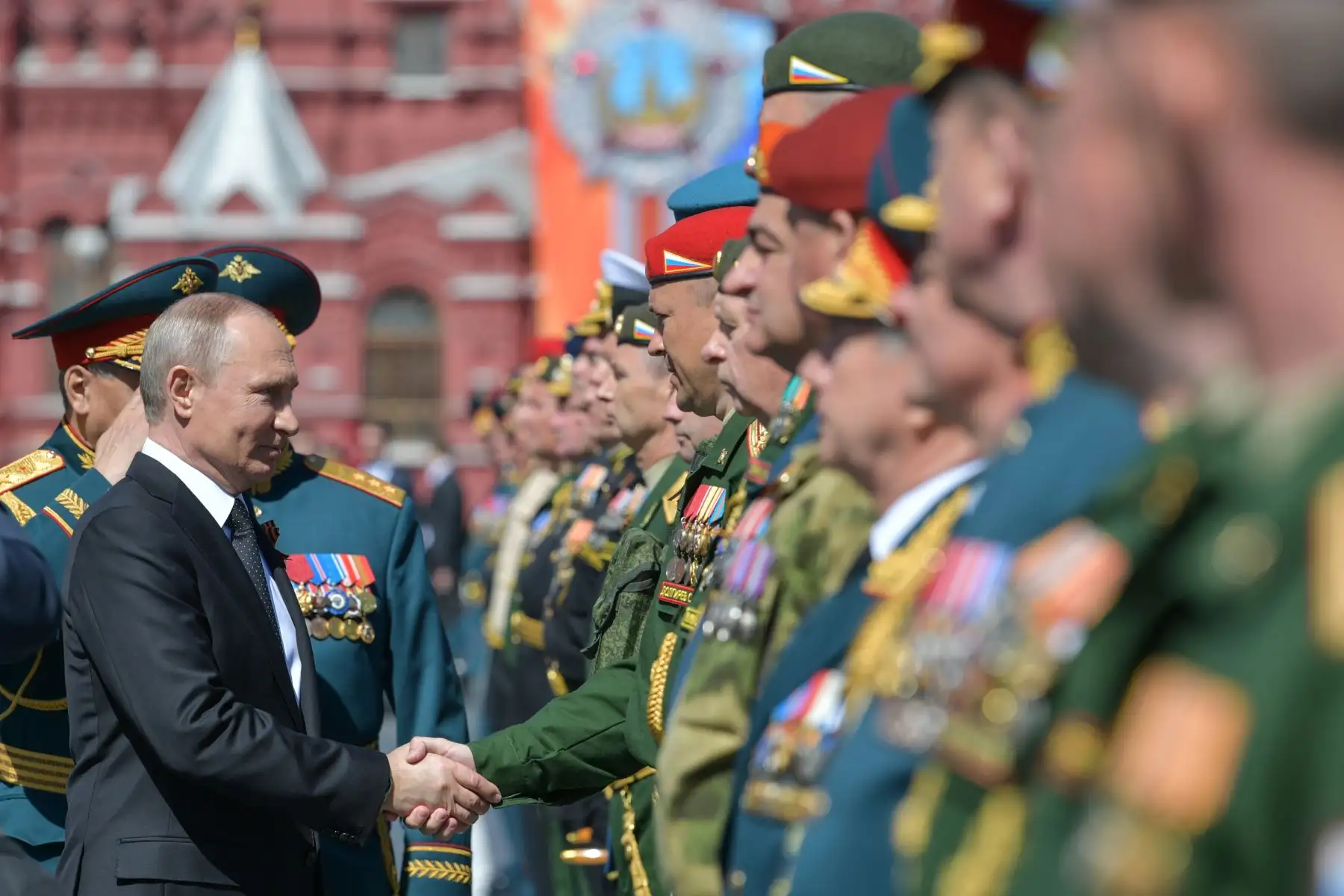 El presidente ruso, Vladimir Putin, da la mano al personal militar durante el desfile del Día de la Victoria en la Plaza Roja en Moscú.
Rusia celebra el 73° aniversario de la victoria de la Unión Soviética sobre la Alemania Nazi en la Guerra Mundial  Foto: AFP