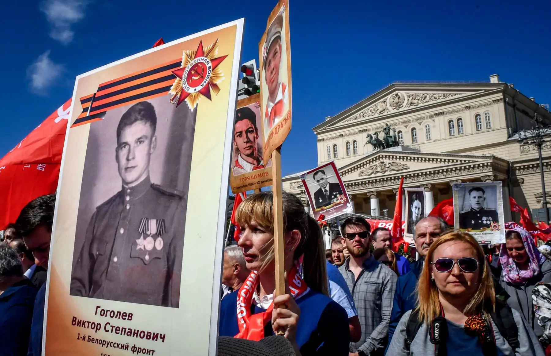 Partidarios de los comunistas rusos que portan retratos de soldados del Ejército Rojo marchan para conmemorar el 73 aniversario de la victoria de la Unión Soviética sobre la Alemania nazi durante la Segunda Guerra Mundial. AFP