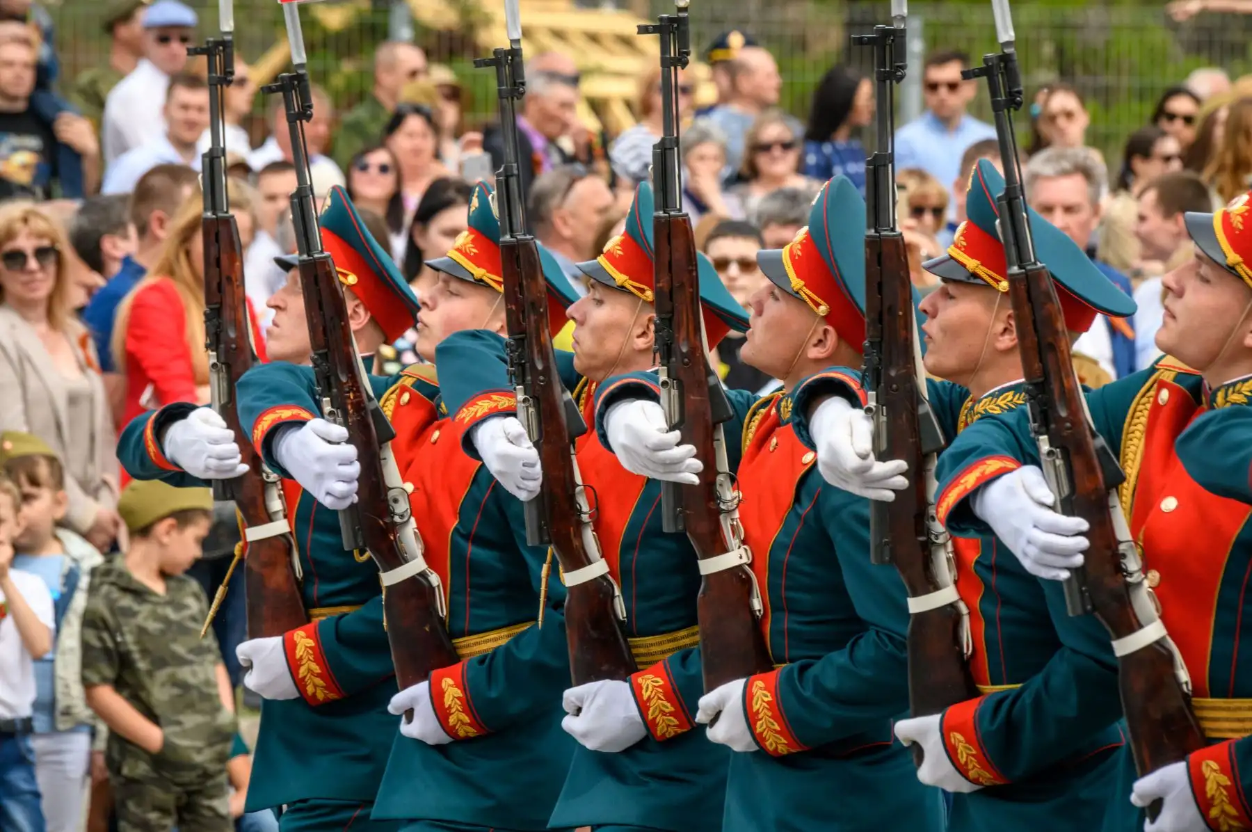 Los guardias de honor rusos marchan durante el desfile del Día de la Victoria en Volgogrado. AFP
