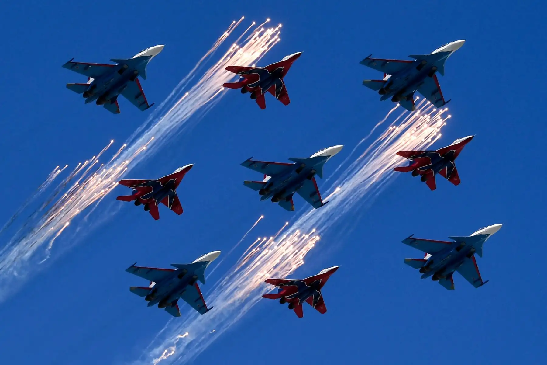 Los aviones de combate MiG-29 de Rusia del equipo acrobático de Strizhi y los aviones de combate Su-30 del equipo acrobático Russkiye Vityazi sobrevuelan la Plaza Roja durante el desfile militar del Día de la Victoria en Moscú. AFP