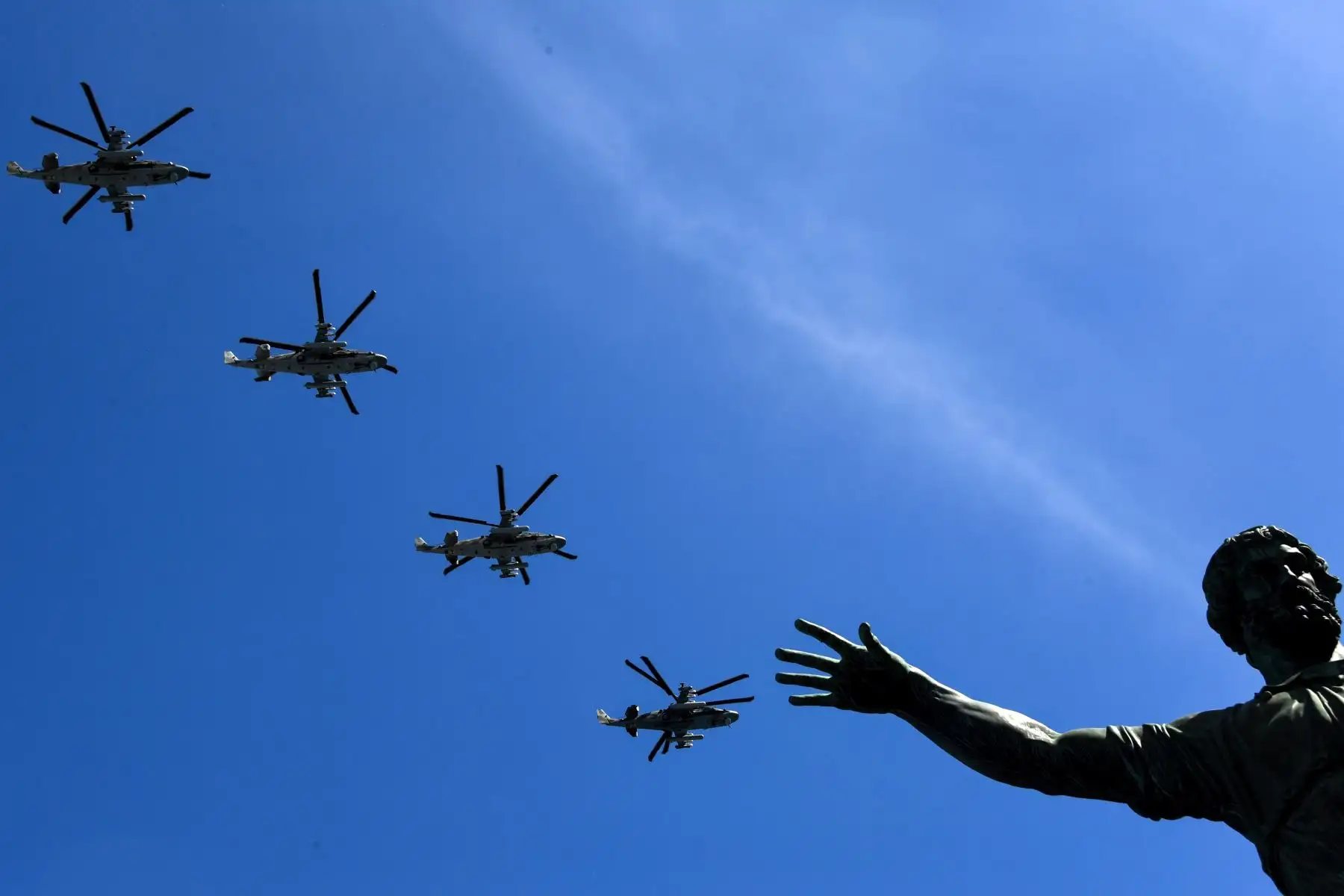 Helicópteros rusos Ka-52 vuelan sobre la Plaza Roja durante el desfile militar del Día de la Victoria en Moscú. AFP