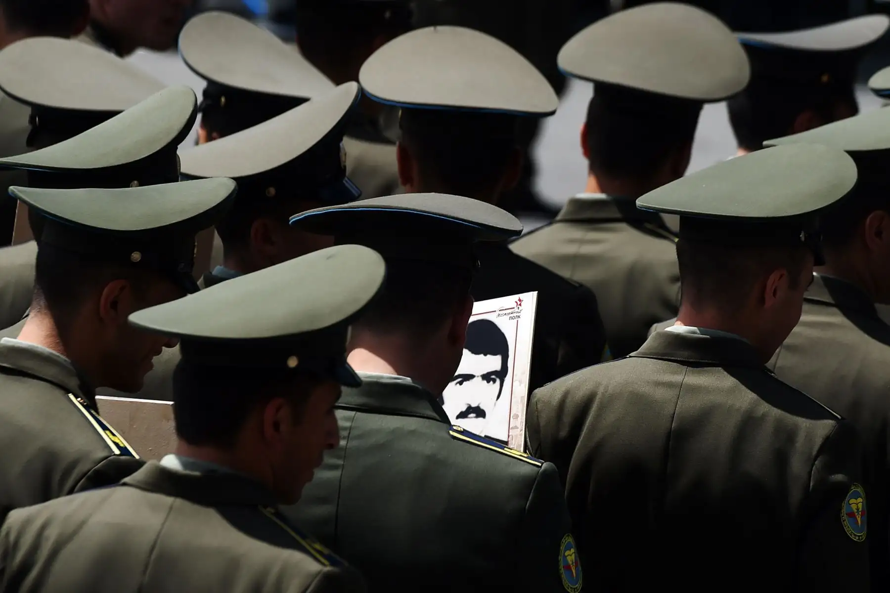 Los armenios portan retratos de soldados de la Segunda Guerra Mundial mientras participan en la marcha del Regimiento Inmortal durante las celebraciones del Día de la Victoria en Ereván. AFP
