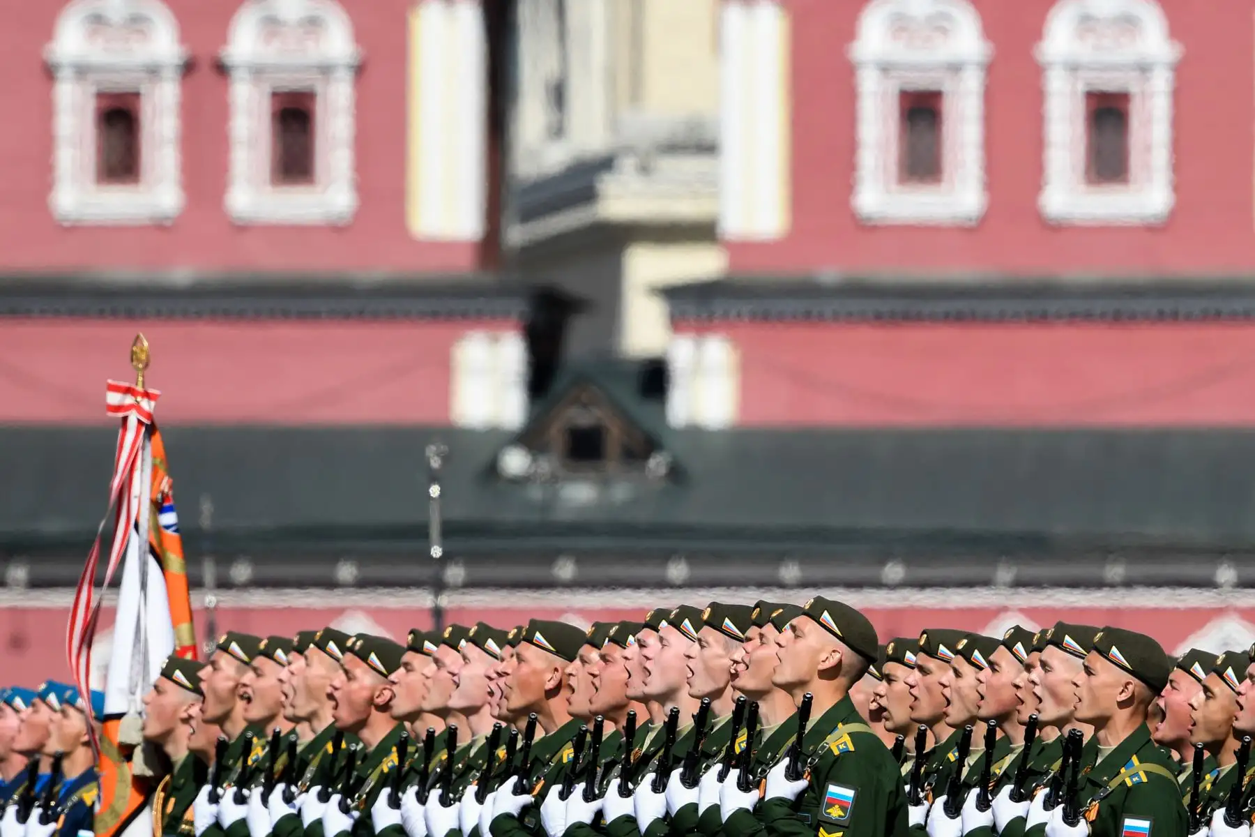 Los militares rusos participan en el desfile militar del Día de la Victoria en la Plaza Roja en Moscú. AFP