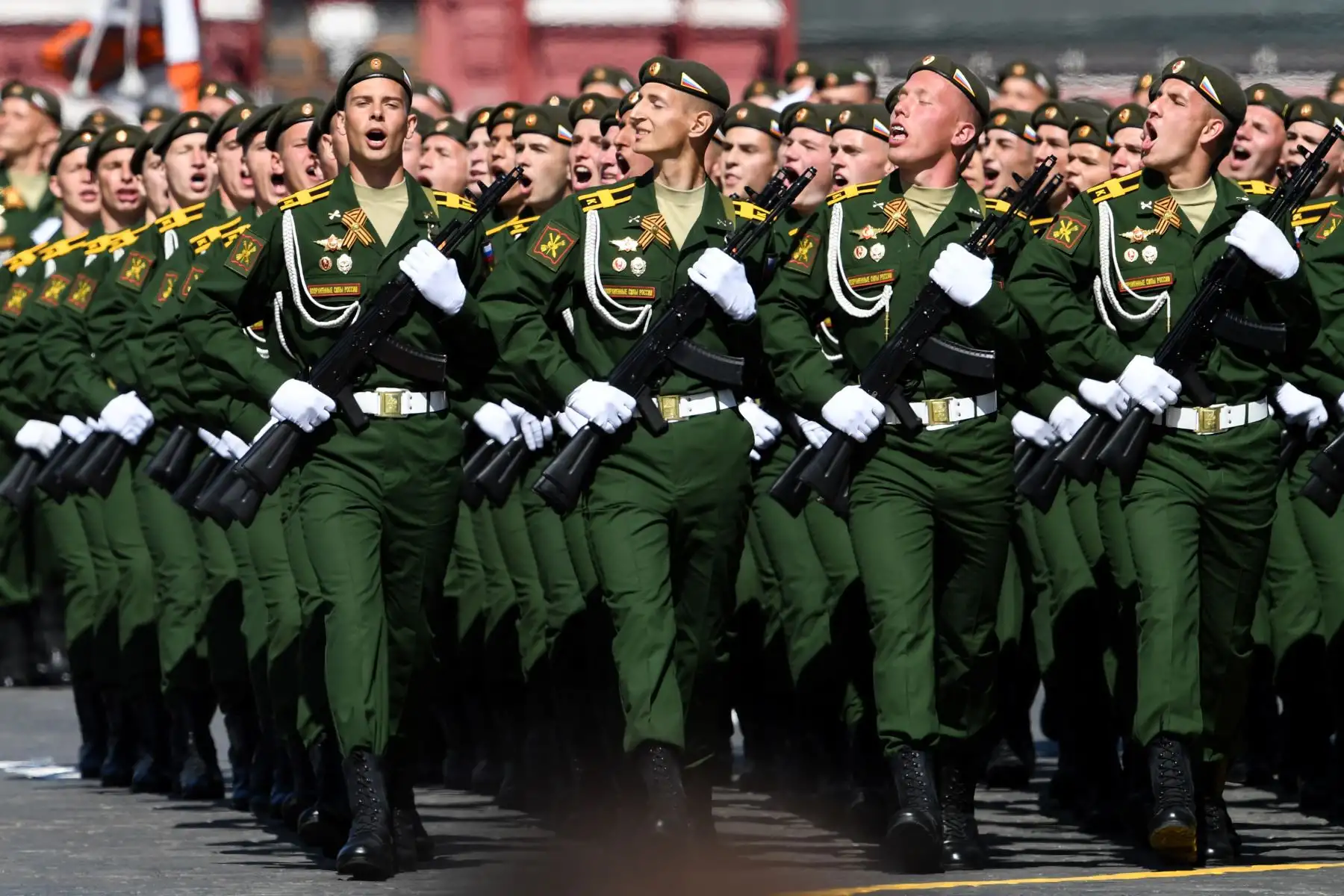 Los militares rusos participan en el desfile militar del Día de la Victoria en la Plaza Roja en Moscú. AFP