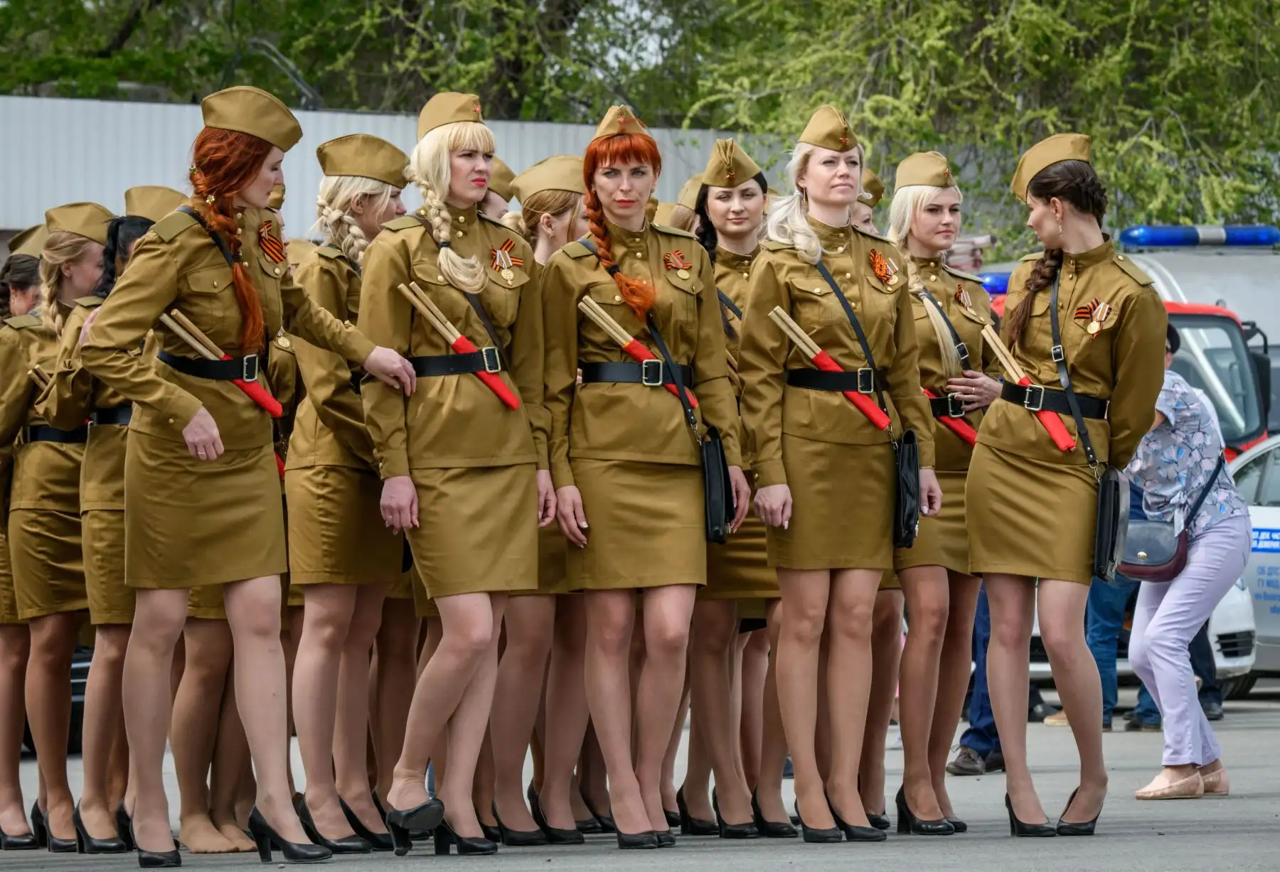 Policías rusas vestidas con uniformes del ejército soviético participan en el desfile del Día de la Victoria en Volgogrado