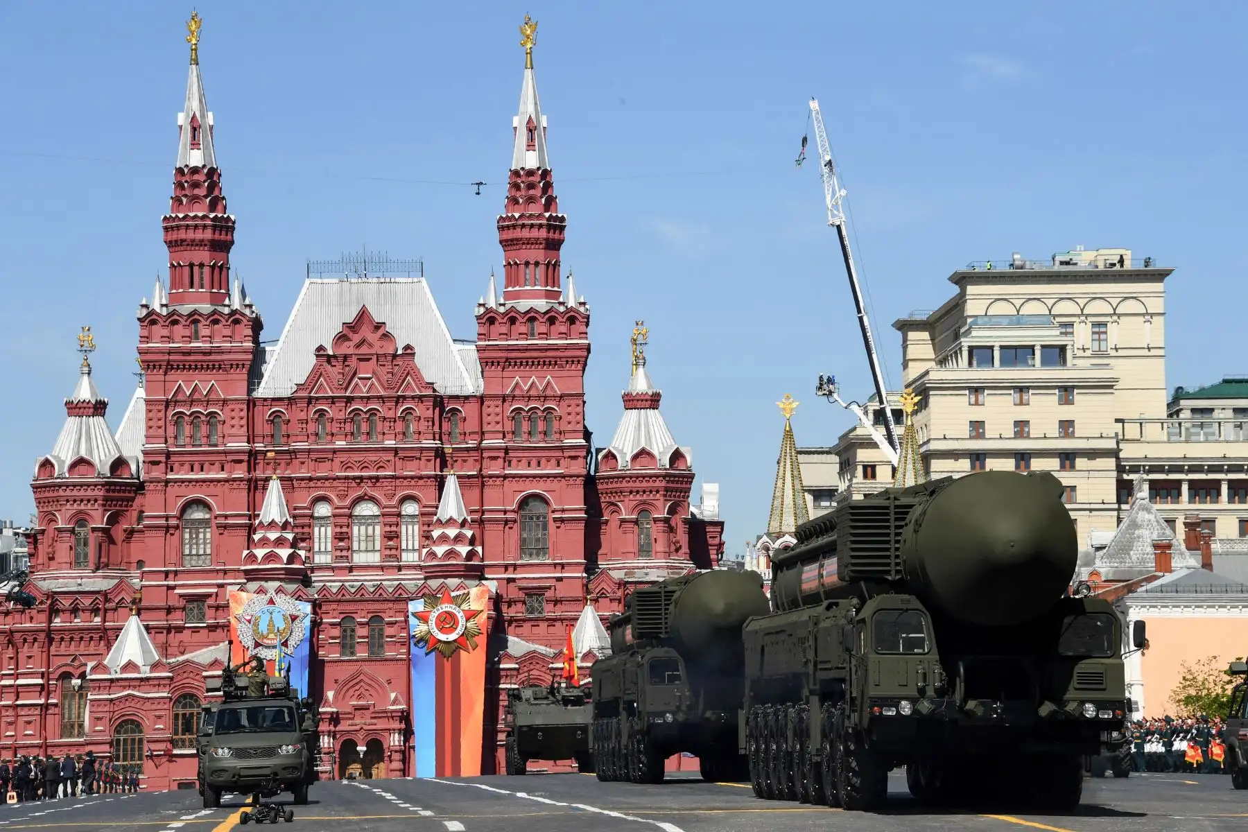 Los sistemas de misiles balísticos intercontinentales rusos Yars RS-24 desfilan por la Plaza Roja durante el desfile militar de Victory Day en Moscú. AFP
