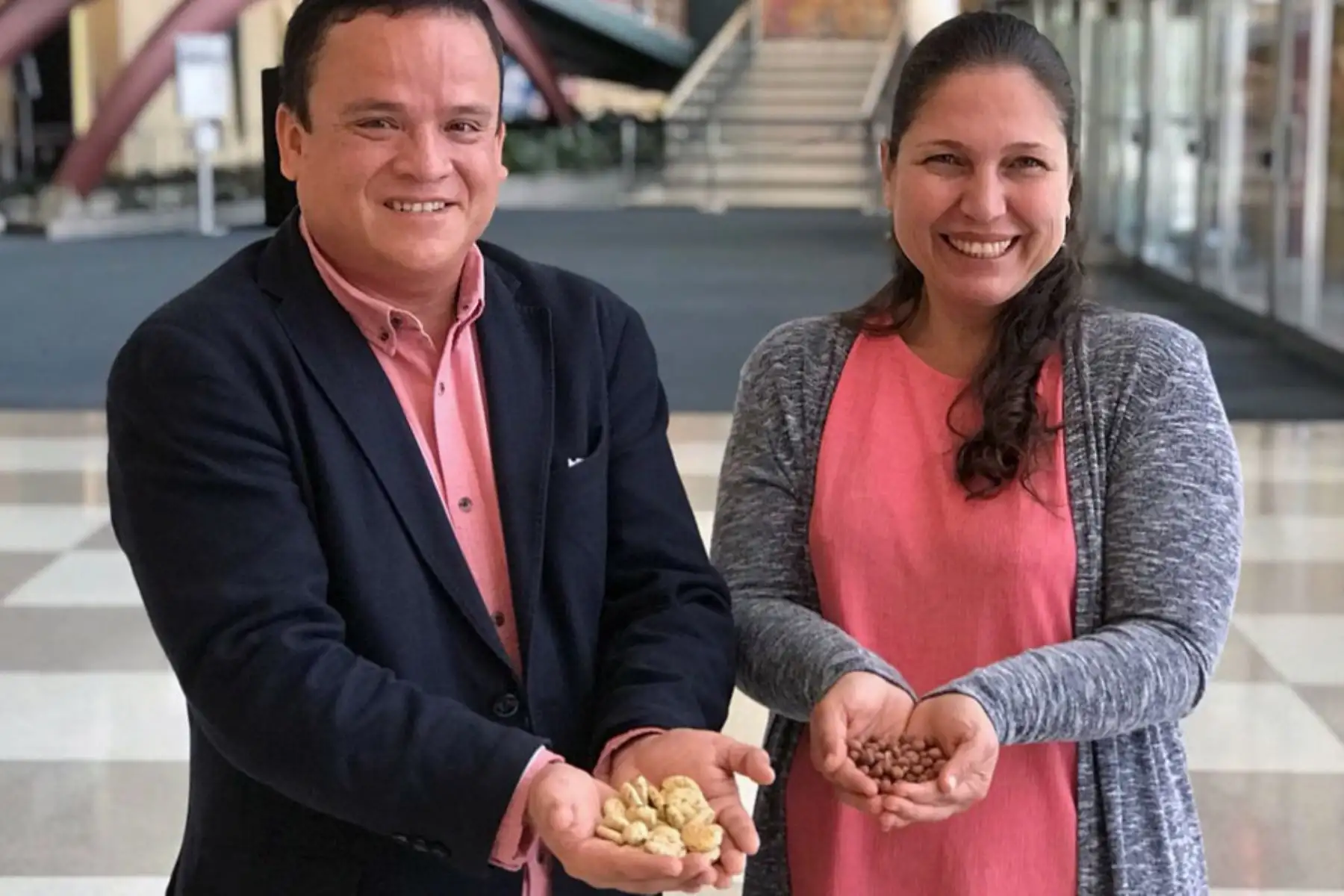 Karina Pinasco y Miguel Tang muestran productos con sabor a conservación. Foto: ONU
