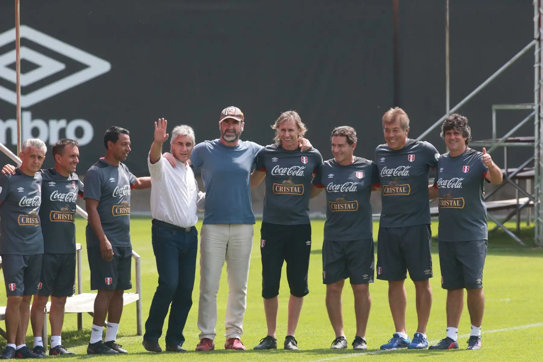 Eric Cantona, exjugador francés, durante el entrenamiento de la seleccion peruana de fútbol en la Villa Deportiva Nacional (Videna). Foto: ANDINA/Jhony Laurente.
