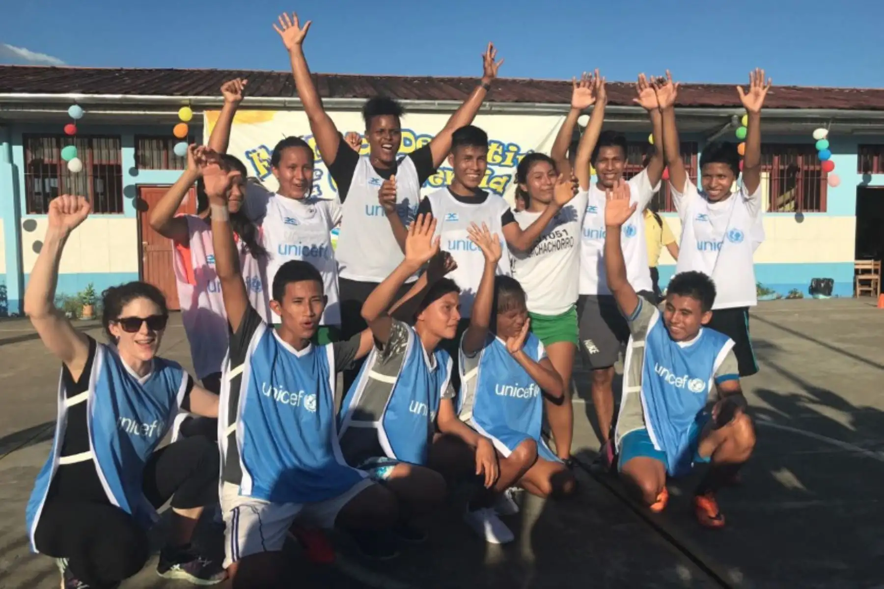 La ex arquera de la selección de fútbol canadiense, Karina LeBlanc, embajadora de Unicef en Canadá, y una delegación de Unicef Perú, visitaron la institución educativa Sachachorro en el distrito de Belén para impulsar la práctica del fútbol de valores como una estrategia para alejar a la niñez y adolescencia de situaciones de riesgo y violencia.