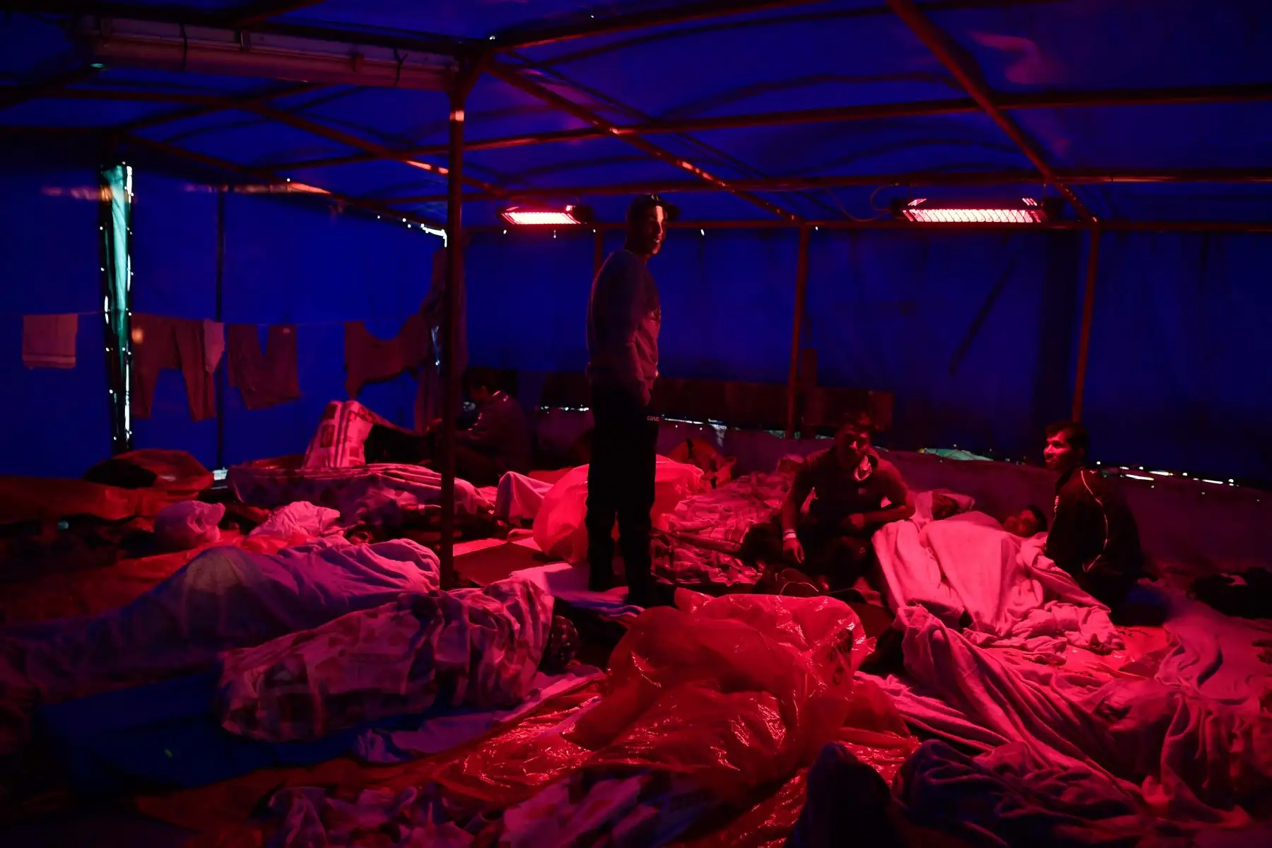 Más de 100 inmigrantes quedaron varados durante casi dos días en el Mediterráneo central después de haber sido rescatados por una ONG durante el fin de semana . Roma decidió el 7 de mayo permitir que 105 inmigrantes aterrizaran en Italia luego de una terrible experiencia que los mantuvo en el mar mientras los italianos y británicos se estancaron por decisión. AFP