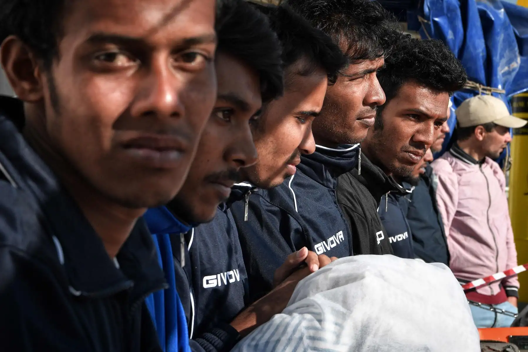 La guardia costera italiana autorizó a 105 inmigrantes rescatados en el mar por la ONG española Open Arms y les permitió desembarcar del MV Aquarius en el puerto de Catania, Sicilia. AFP