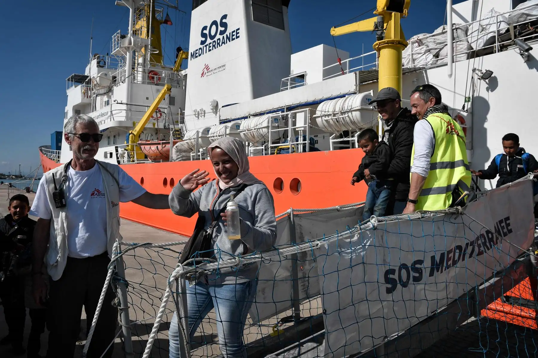 Los migrantes desembarcan del MV Aquarius,  en el puerto de Catania, Sicilia. AFP